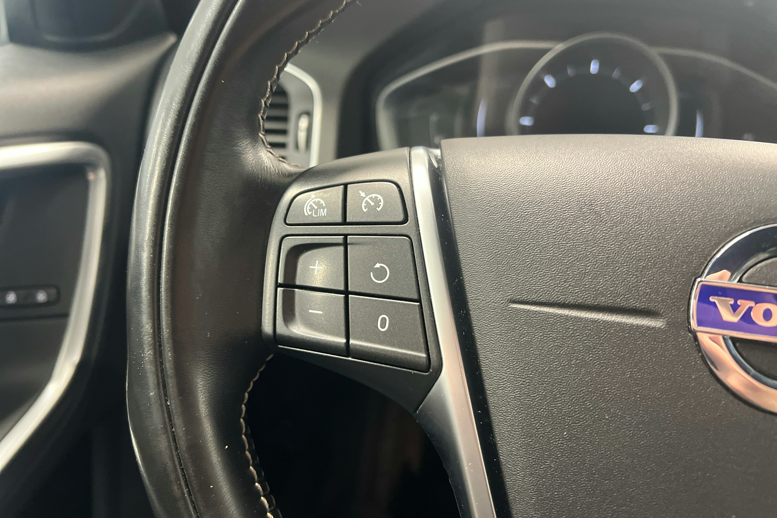 Valkoinen Volvo V60 2018 kuva 12.