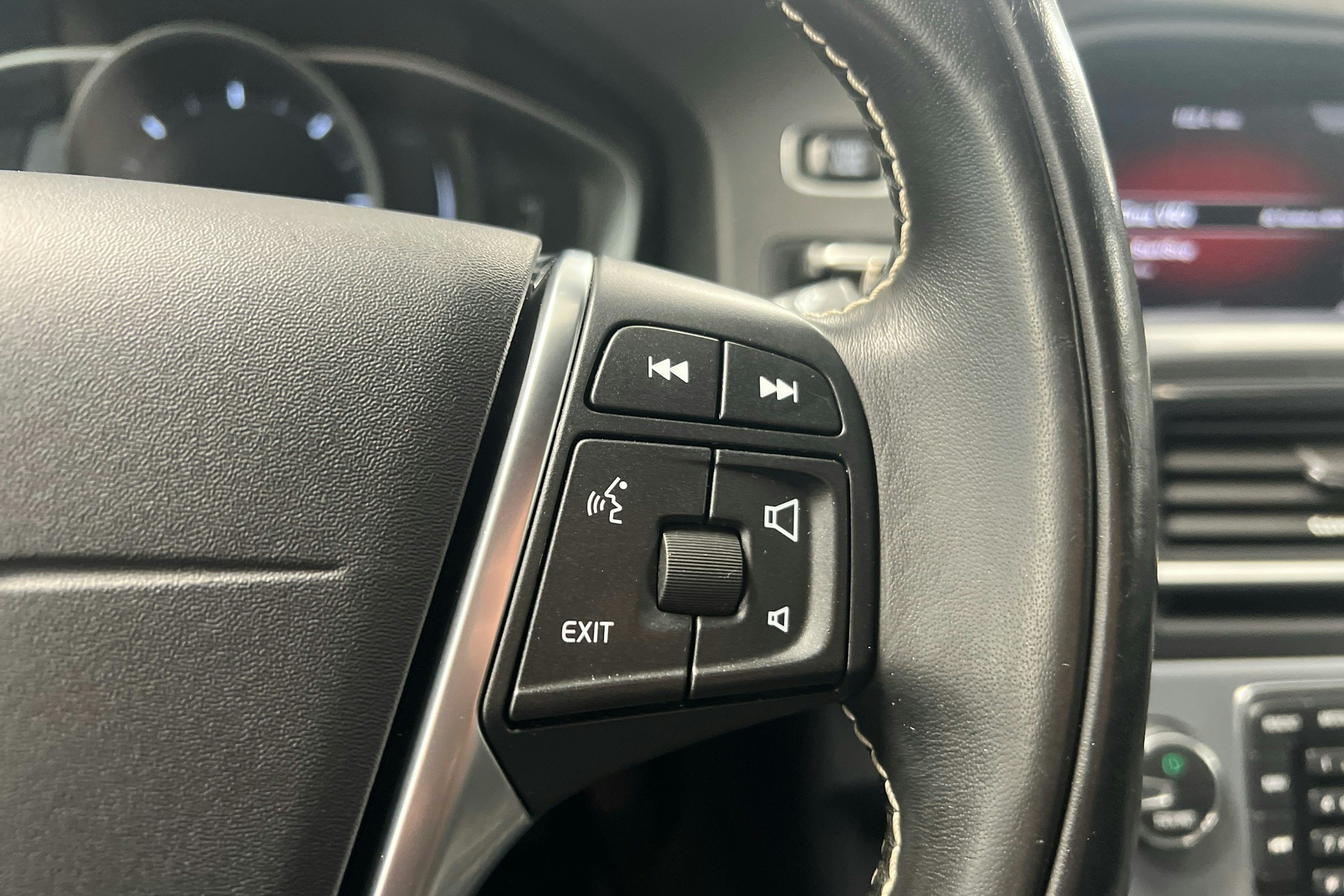 Valkoinen Volvo V60 2018 kuva 13.