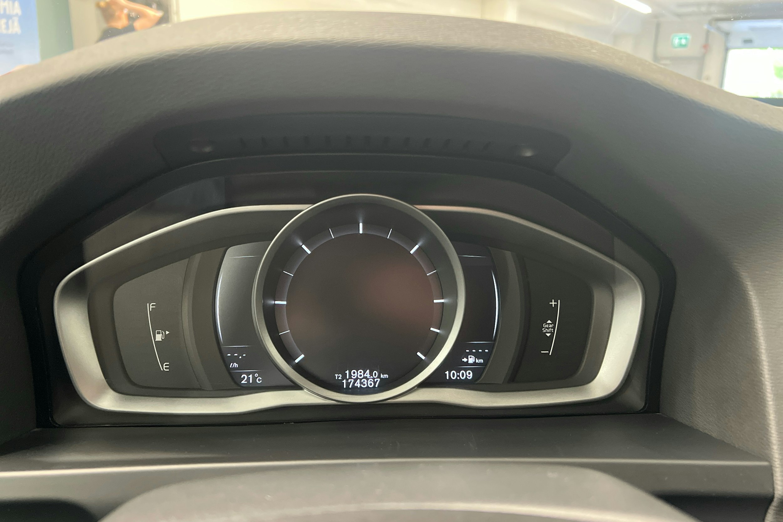 Valkoinen Volvo V60 2018 kuva 14.