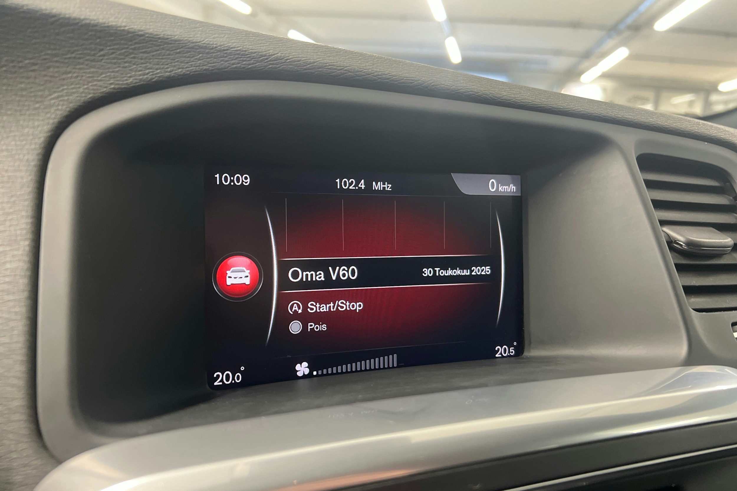 Valkoinen Volvo V60 2018 kuva 15.