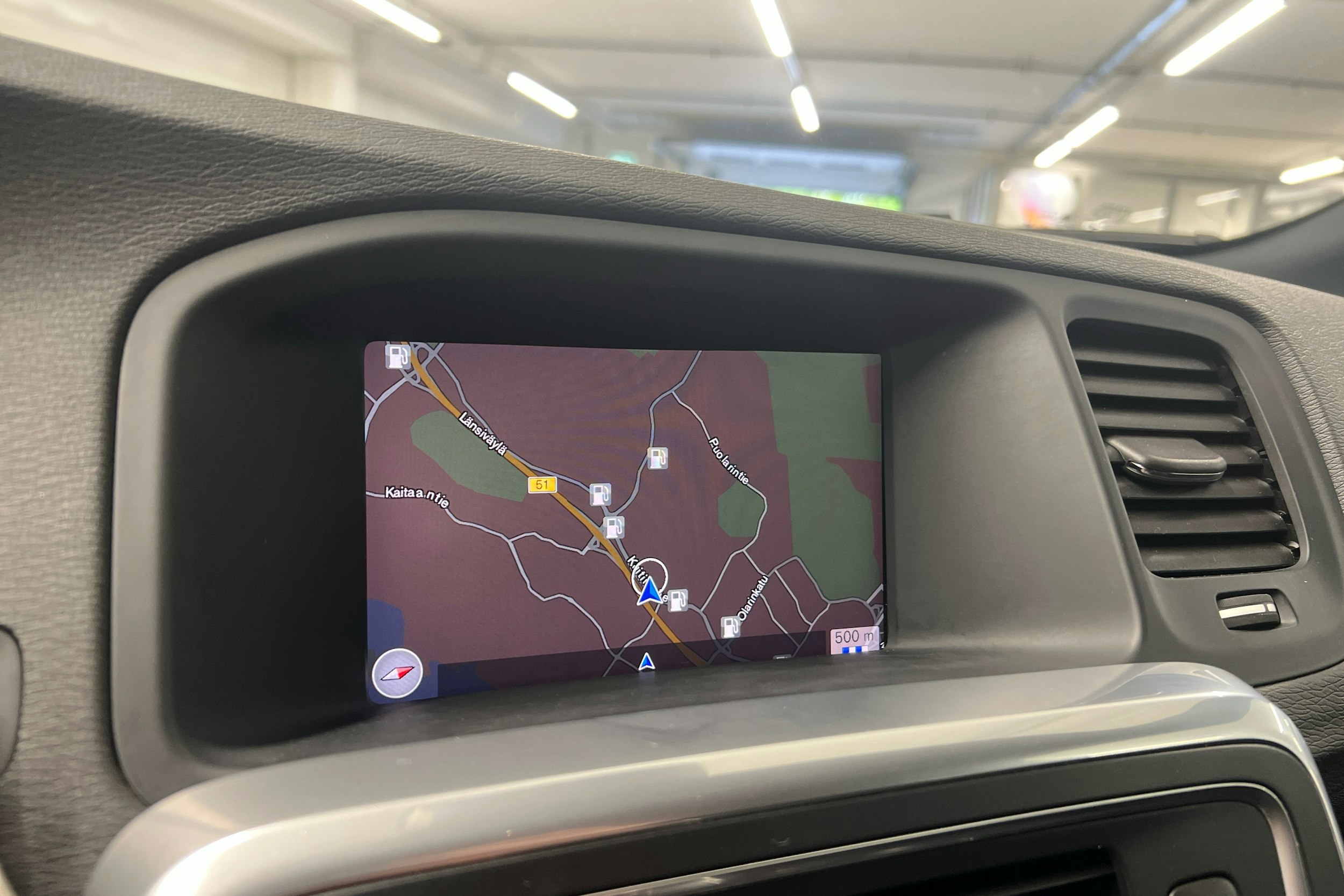 Valkoinen Volvo V60 2018 kuva 16.