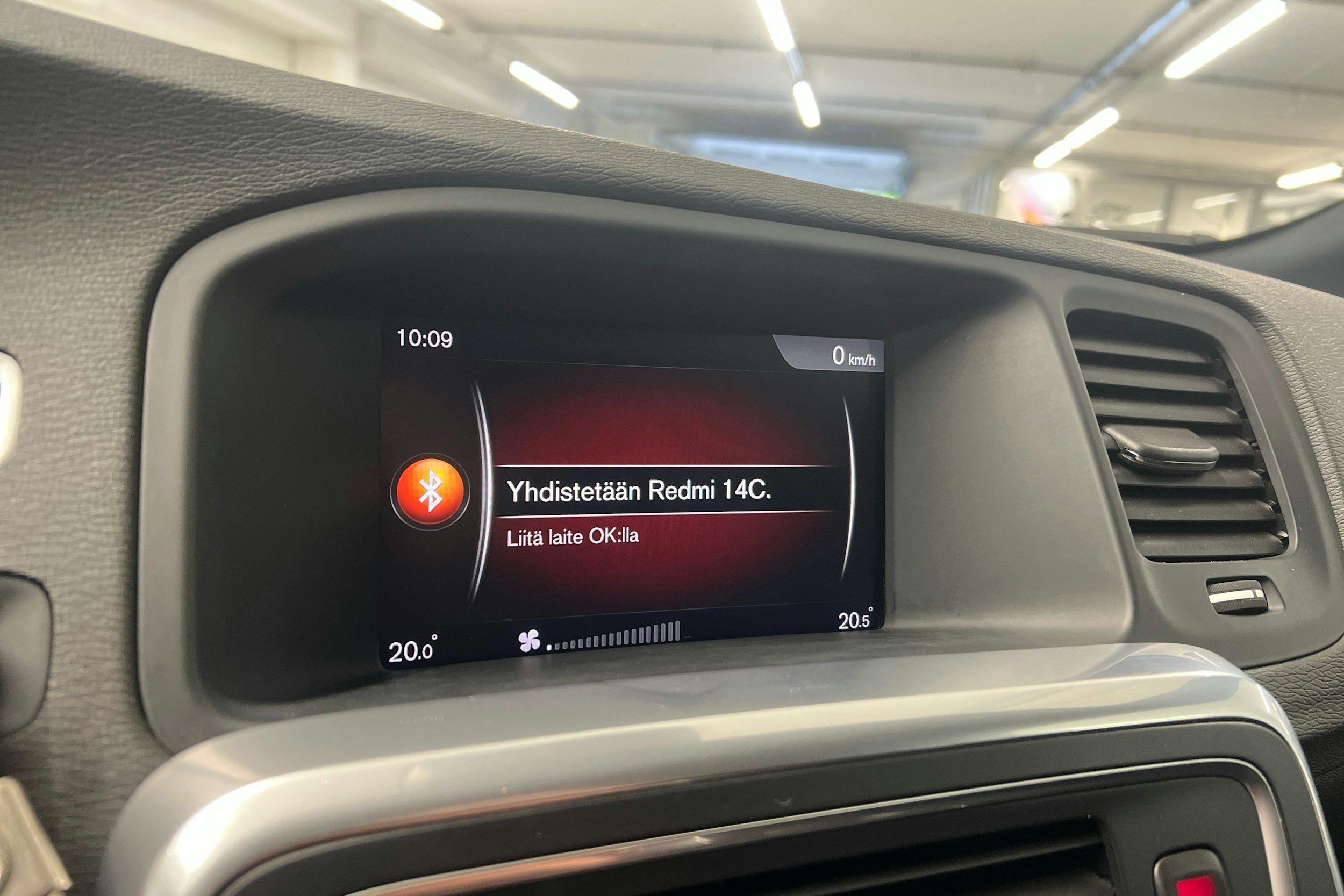 Valkoinen Volvo V60 2018 kuva 17.