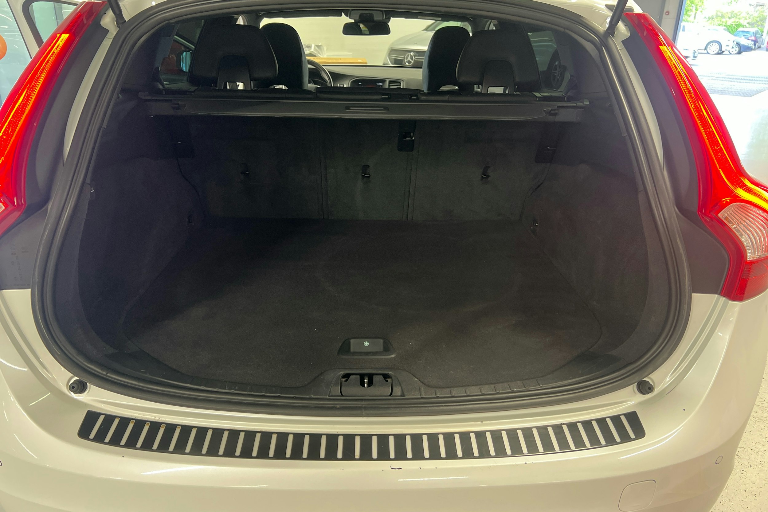 Valkoinen Volvo V60 2018 kuva 20.