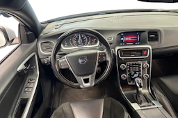 Valkoinen Volvo V60 2018 kuva 3.
