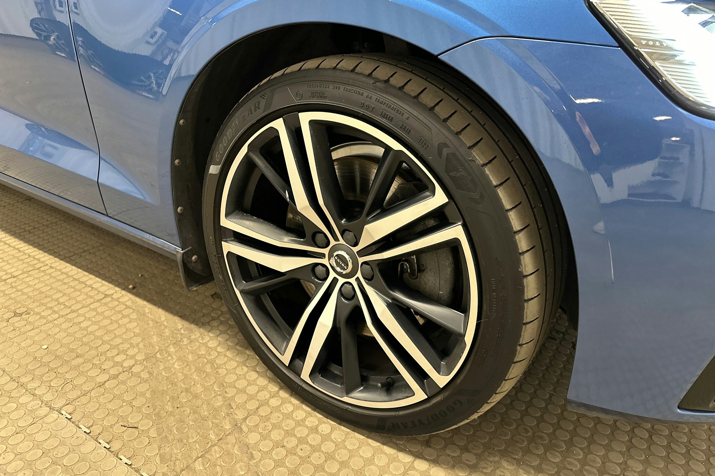 sininen Volvo V60 2019 kuva 11.