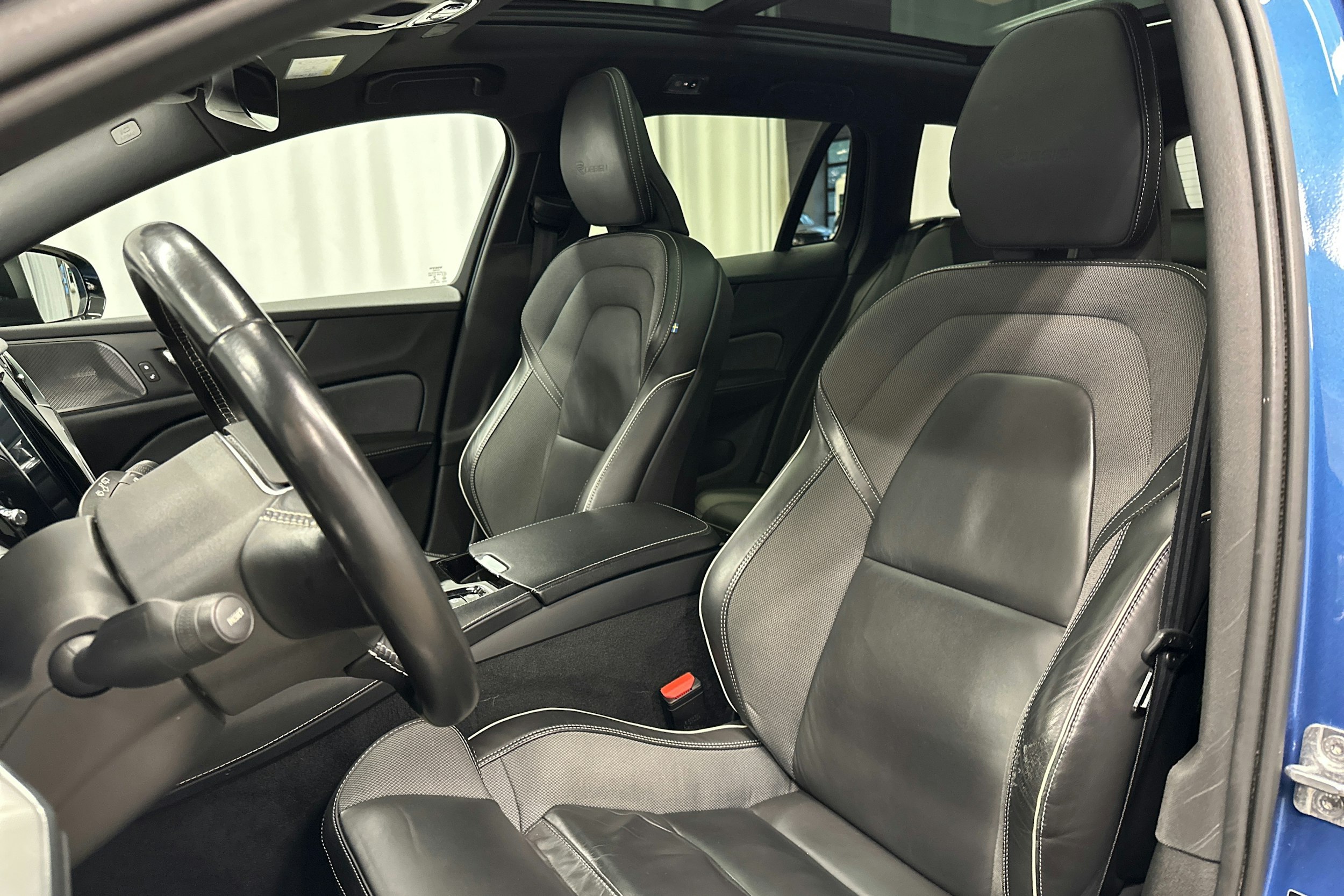 sininen Volvo V60 2019 kuva 25.