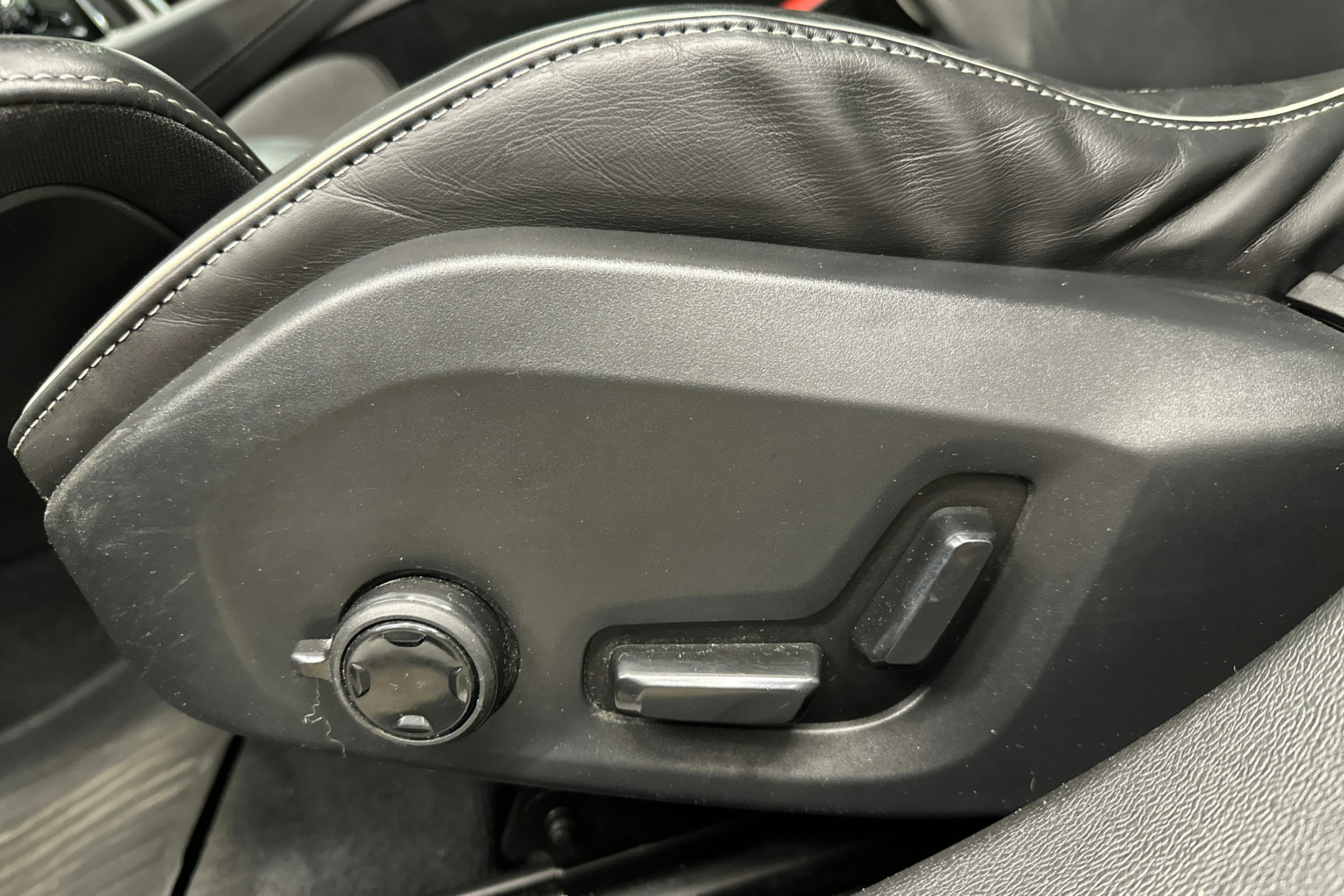 sininen Volvo V60 2019 kuva 26.