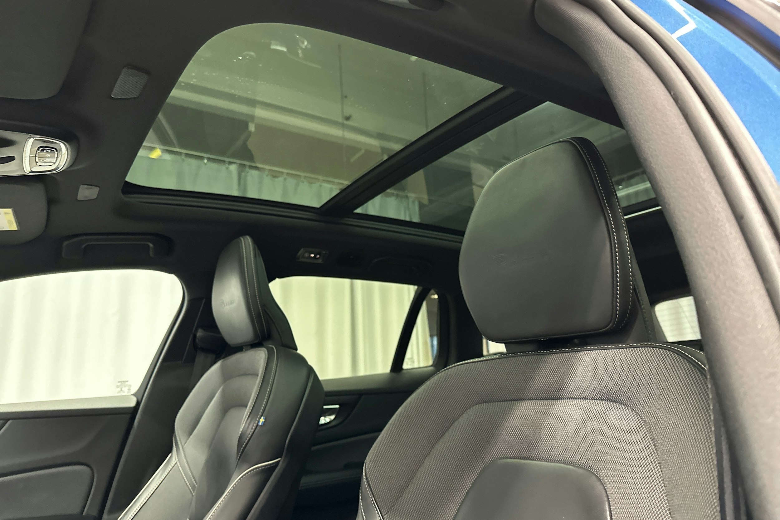 sininen Volvo V60 2019 kuva 27.