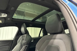 sininen Volvo V60 2019 kuva 27.