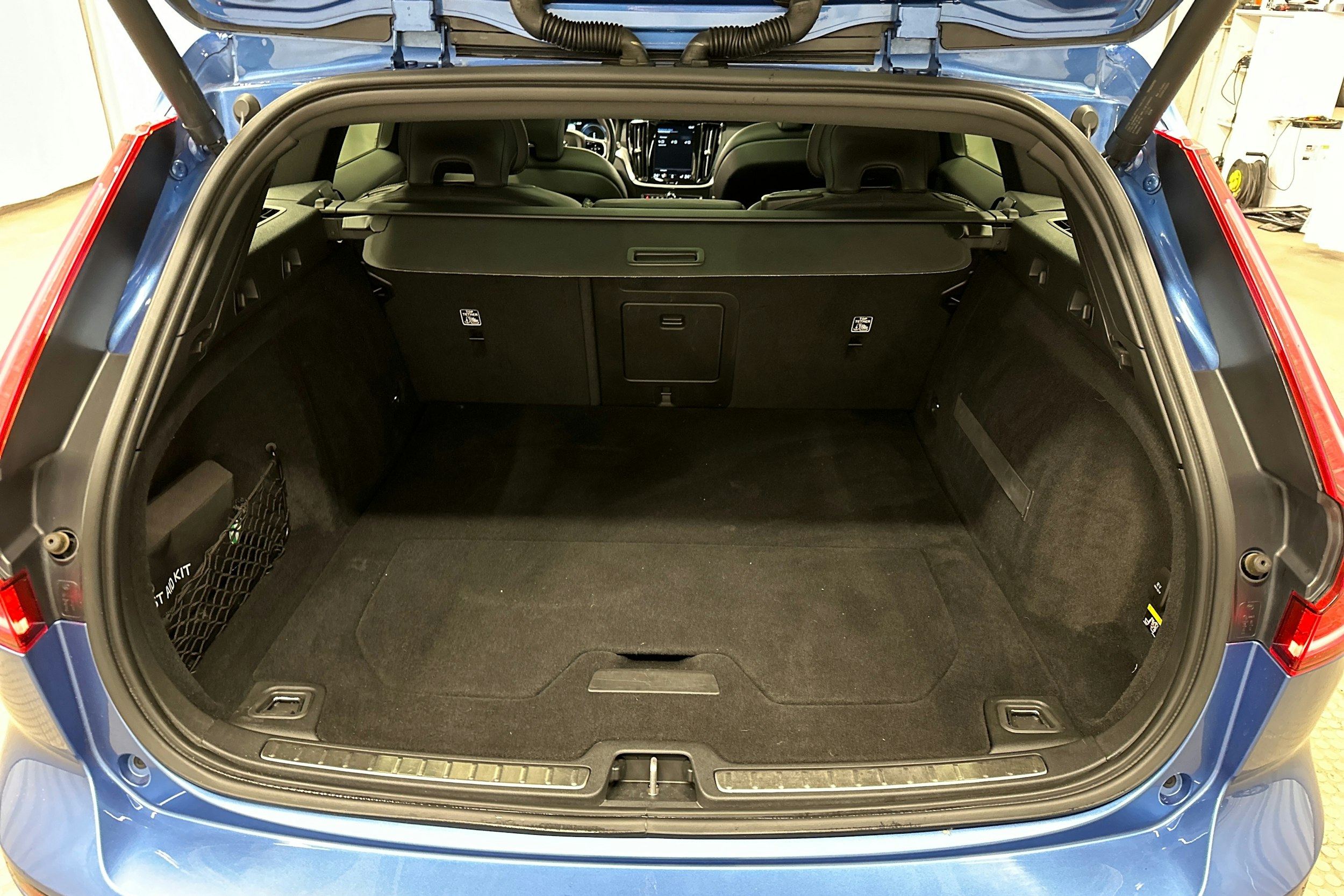 sininen Volvo V60 2019 kuva 29.