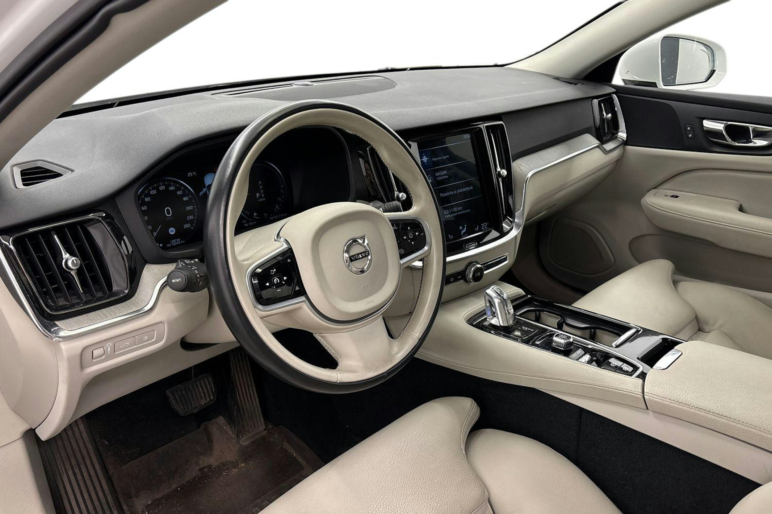 valkoinen Volvo V60 2019 kuva 3.