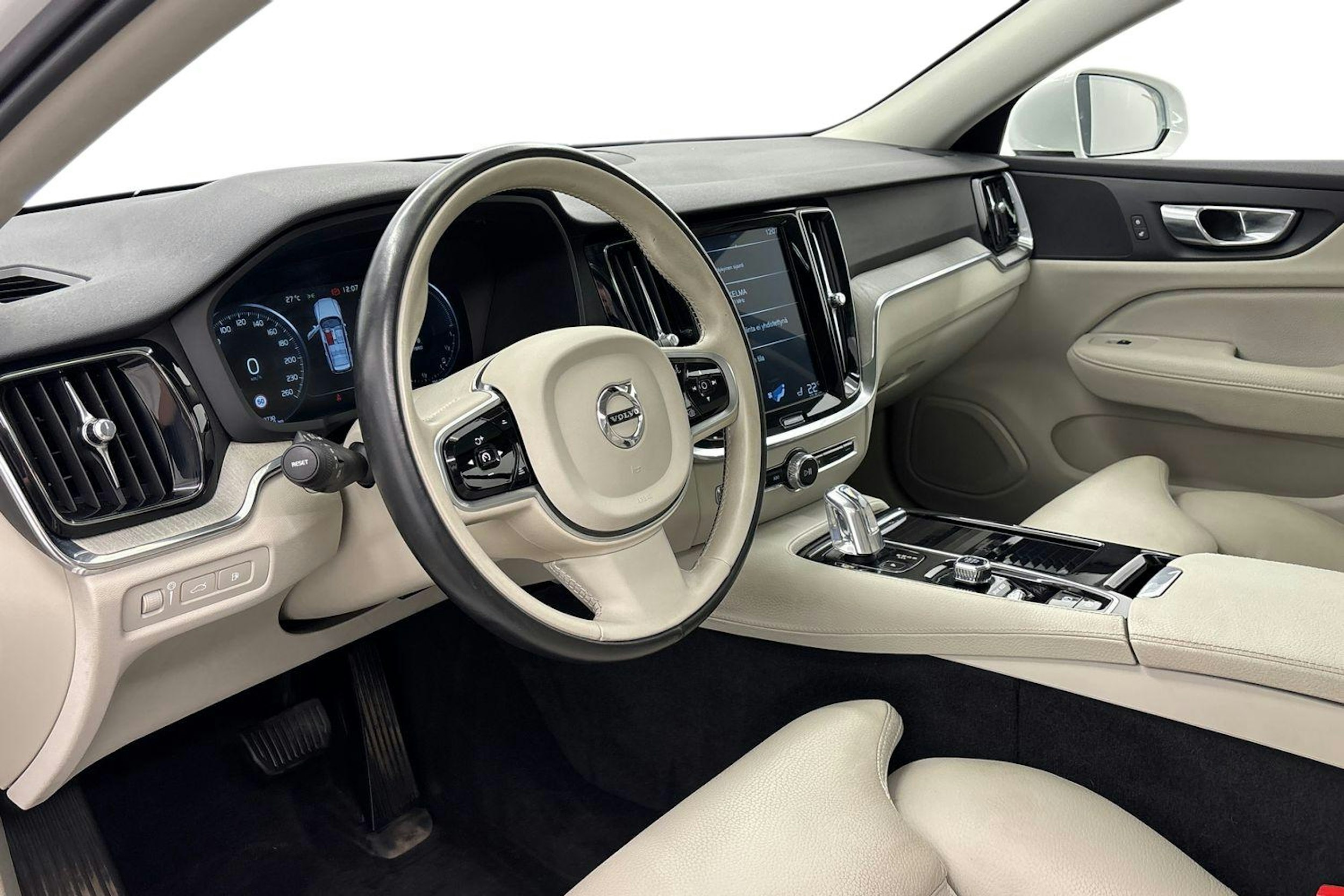 valkoinen Volvo V60 2019 kuva 7.