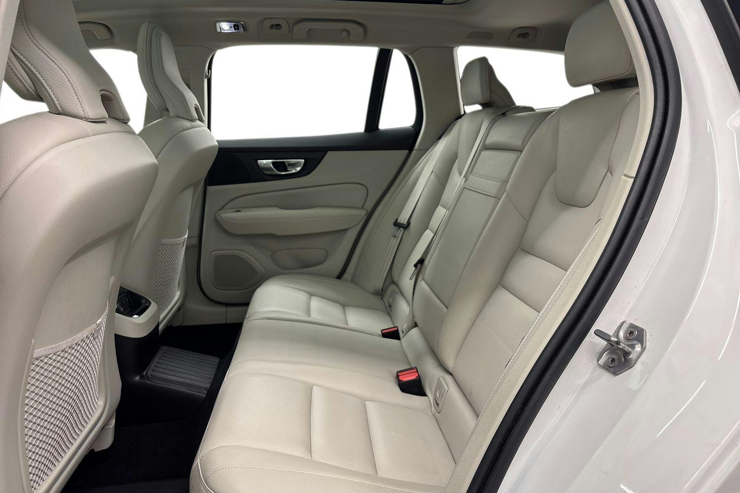 valkoinen Volvo V60 2019 kuva 10.