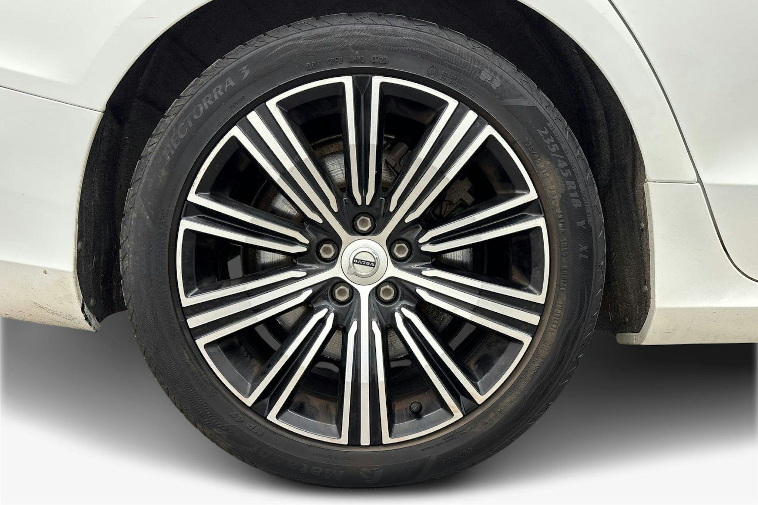 valkoinen Volvo V60 2019 kuva 11.