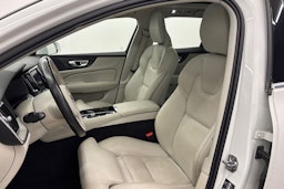 valkoinen Volvo V60 2019 kuva 14.