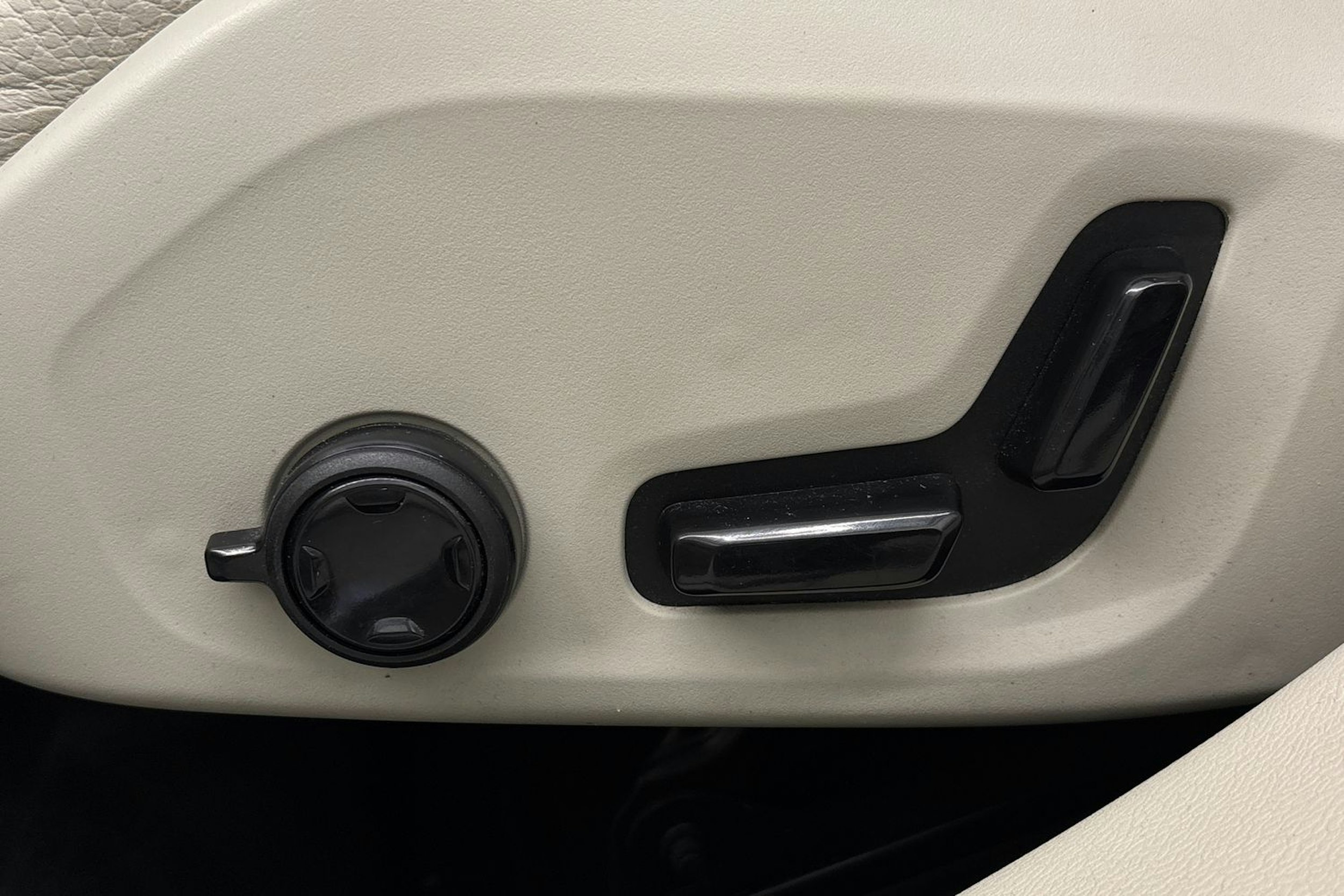 valkoinen Volvo V60 2019 kuva 15.