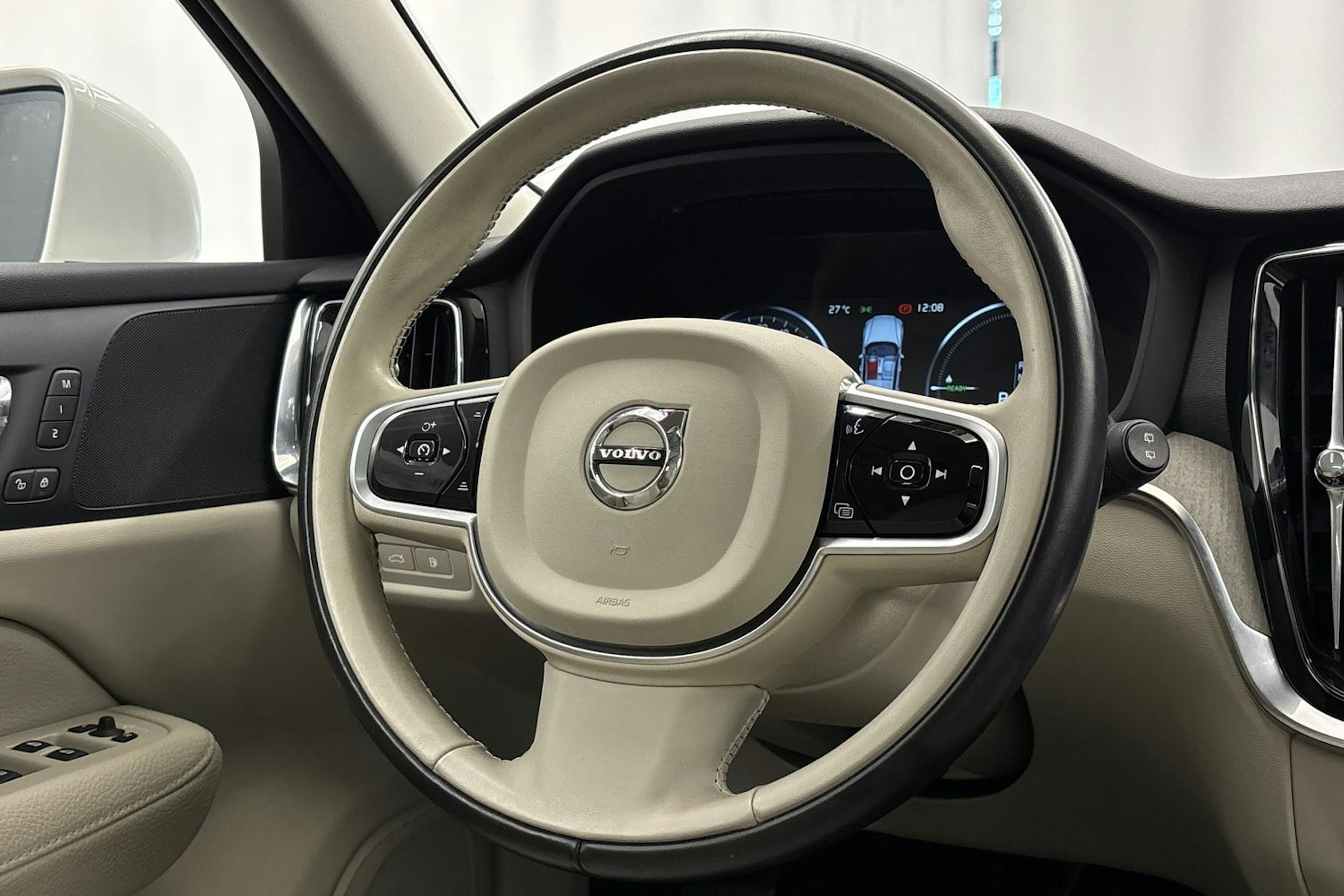 valkoinen Volvo V60 2019 kuva 16.