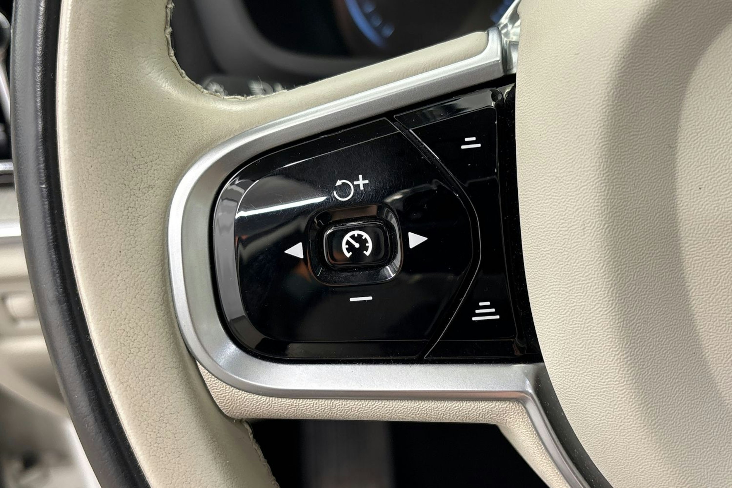valkoinen Volvo V60 2019 kuva 17.