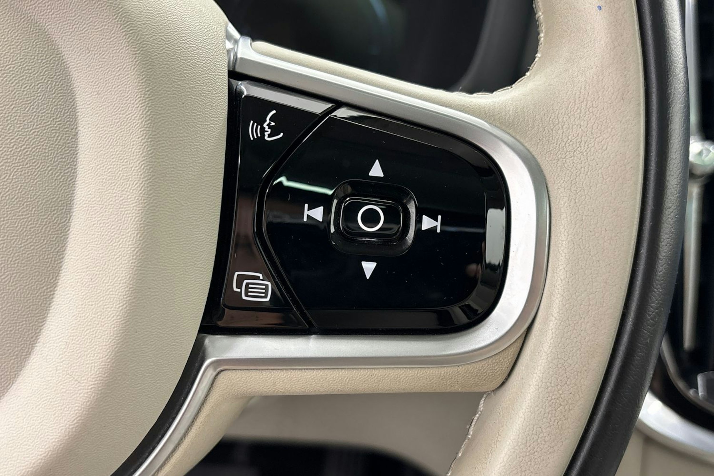 valkoinen Volvo V60 2019 kuva 18.