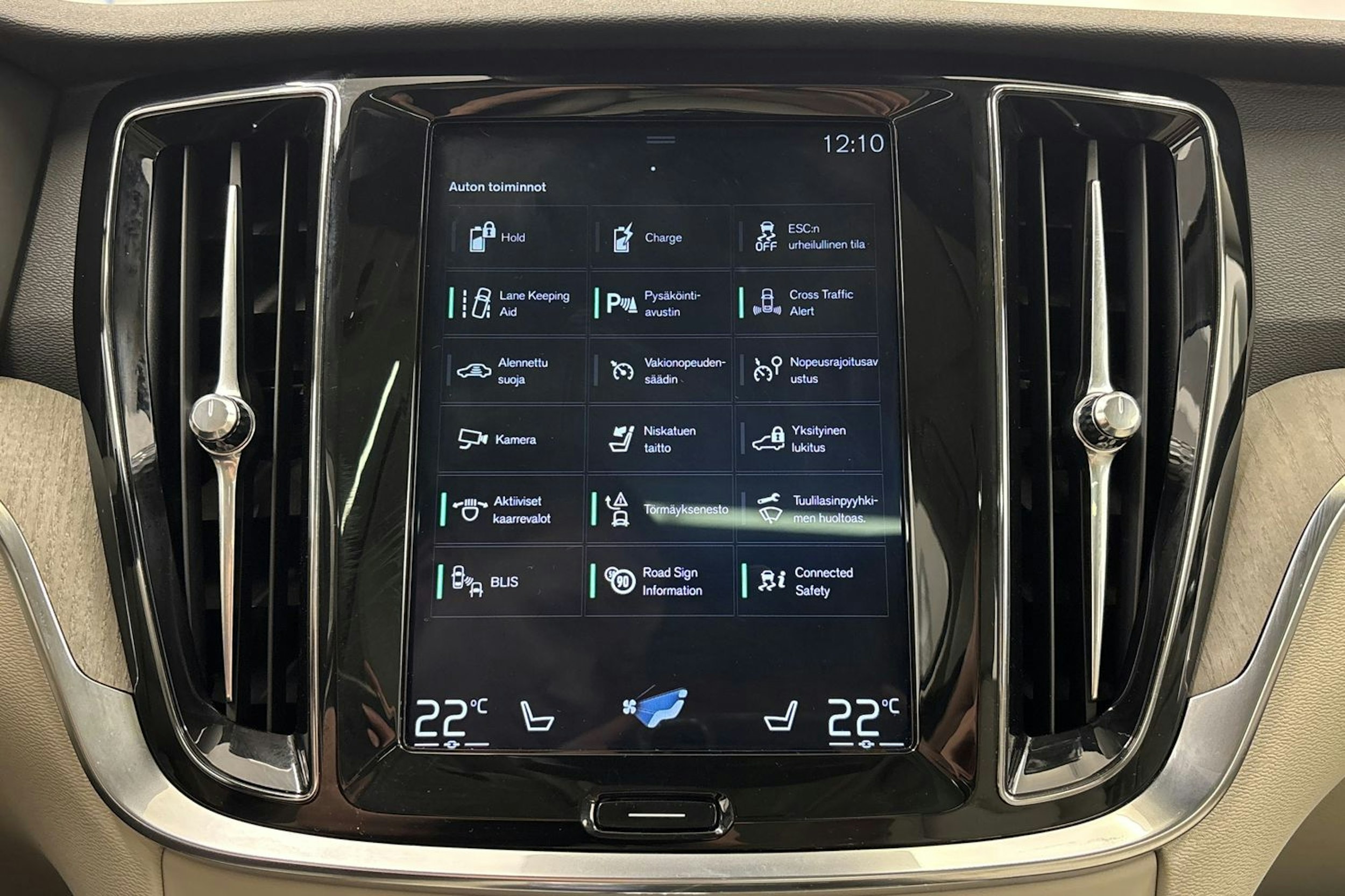 valkoinen Volvo V60 2019 kuva 21.