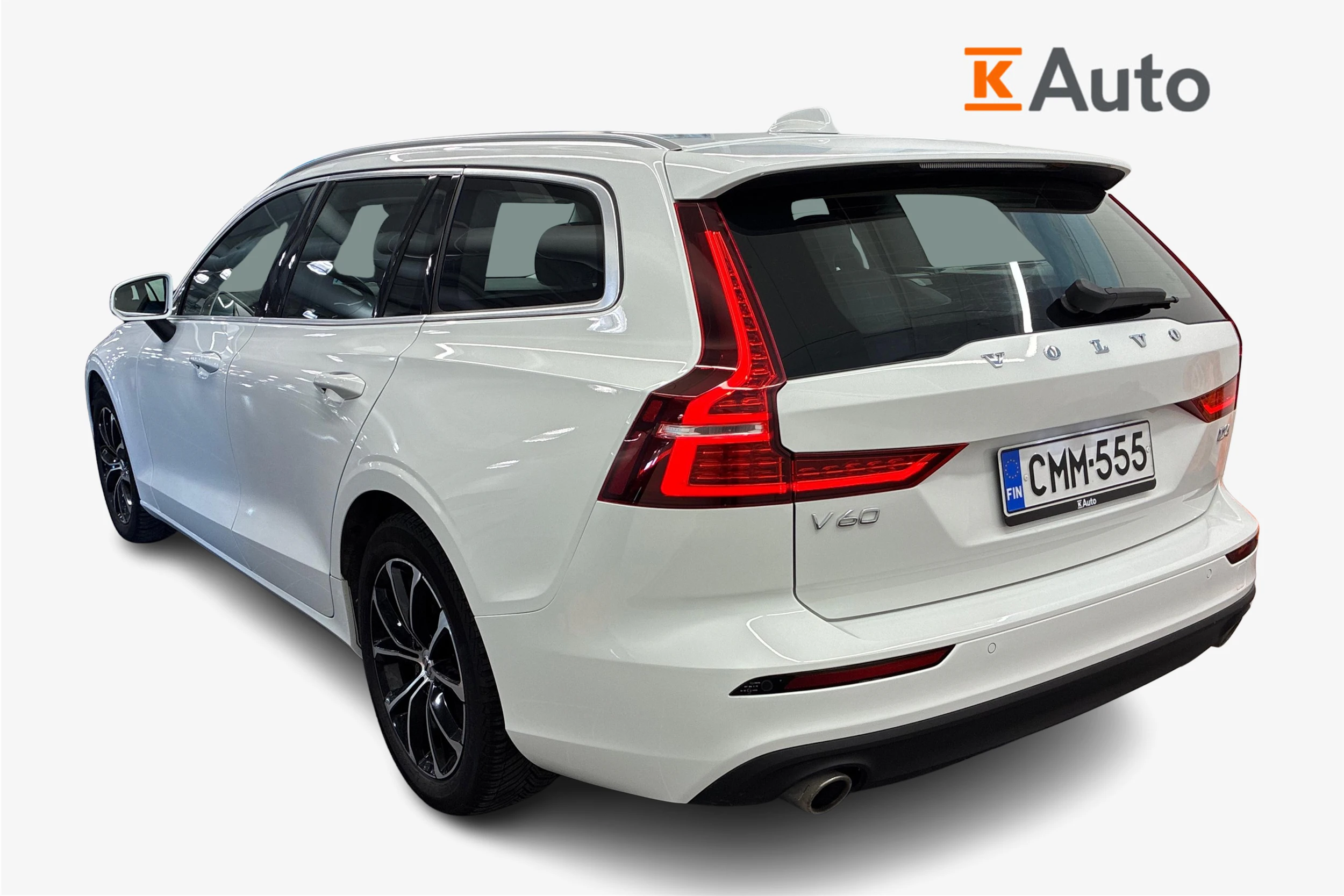 Valkoinen Volvo V60 2019 kuva 3.