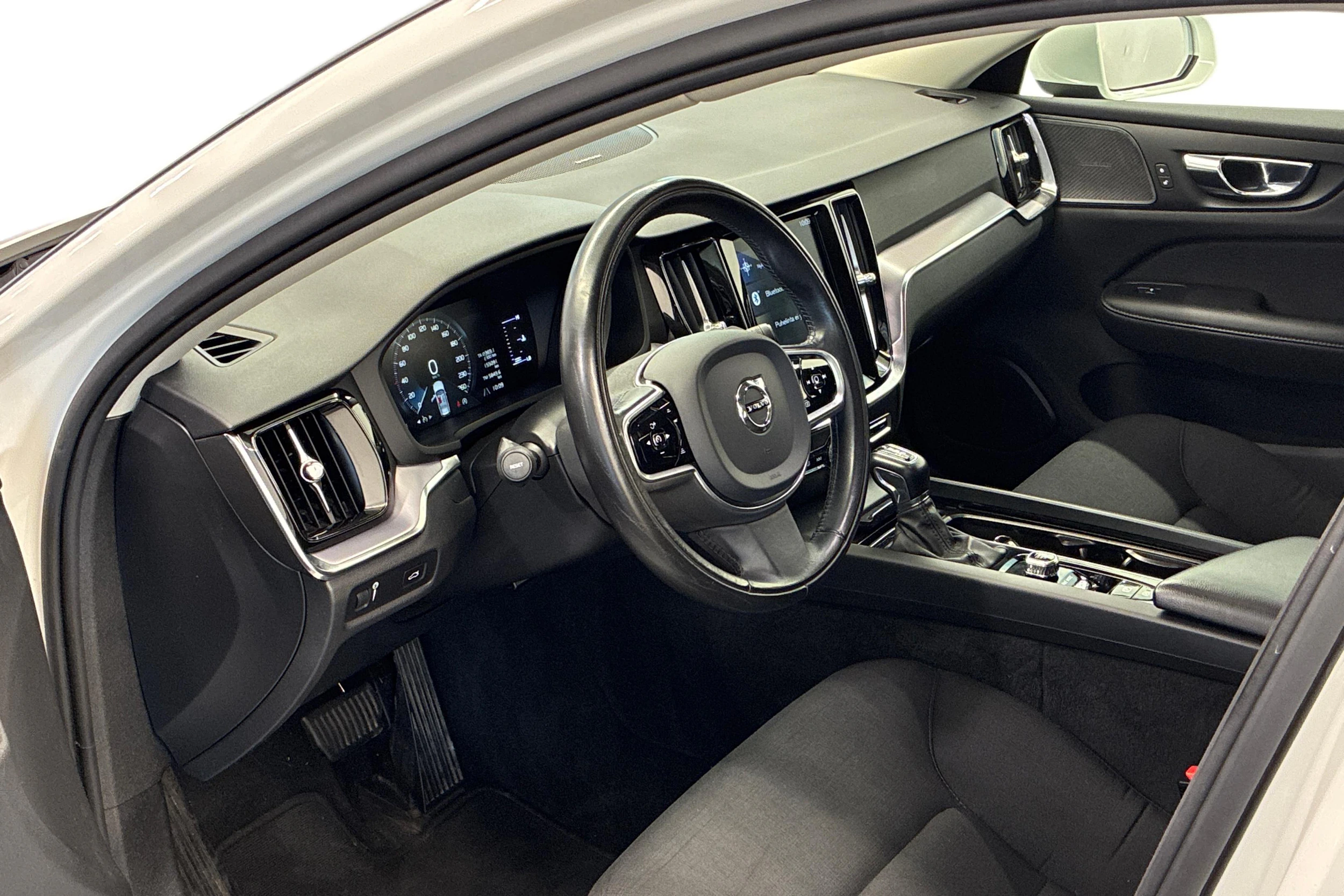 Valkoinen Volvo V60 2019 kuva 8.