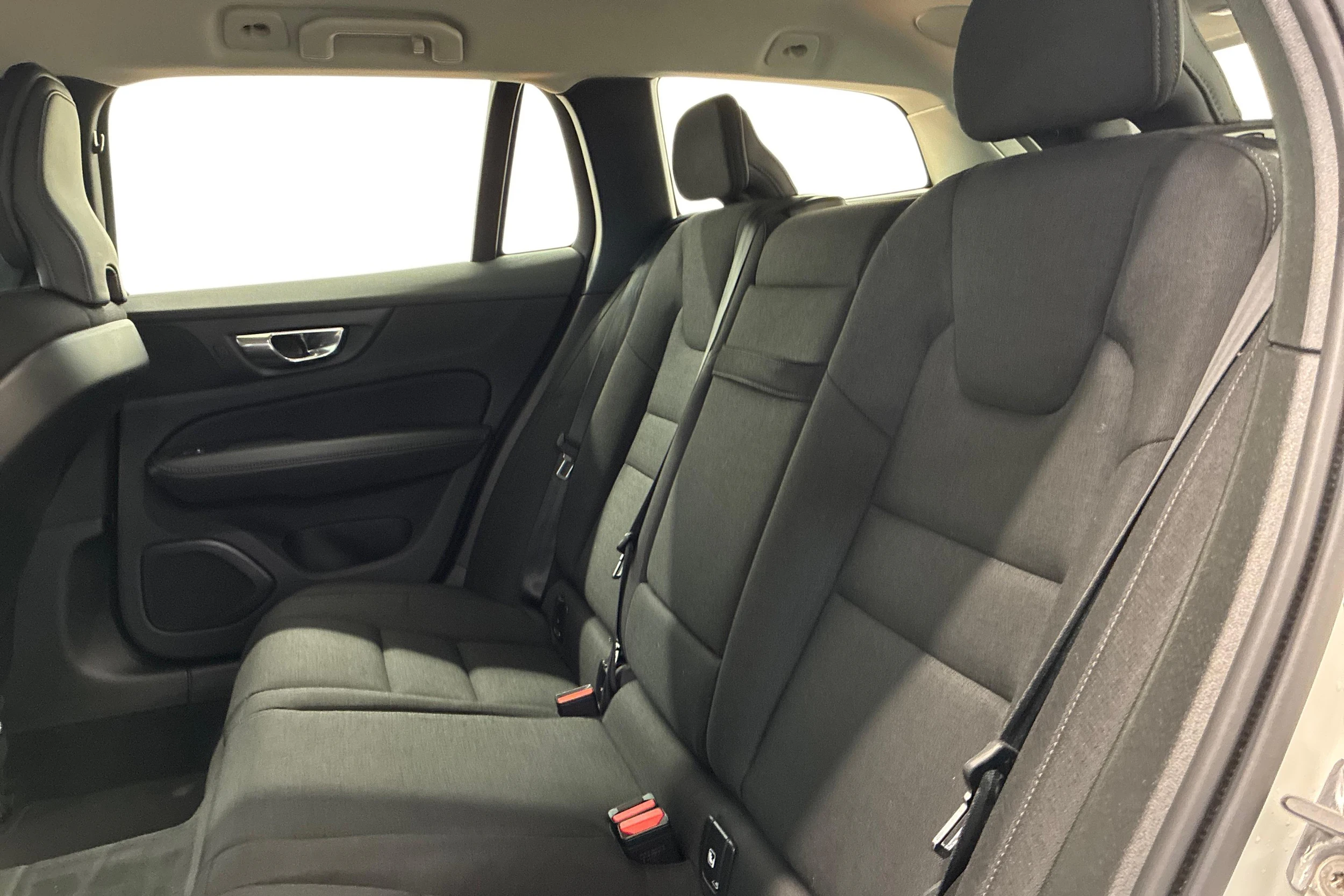 Valkoinen Volvo V60 2019 kuva 11.