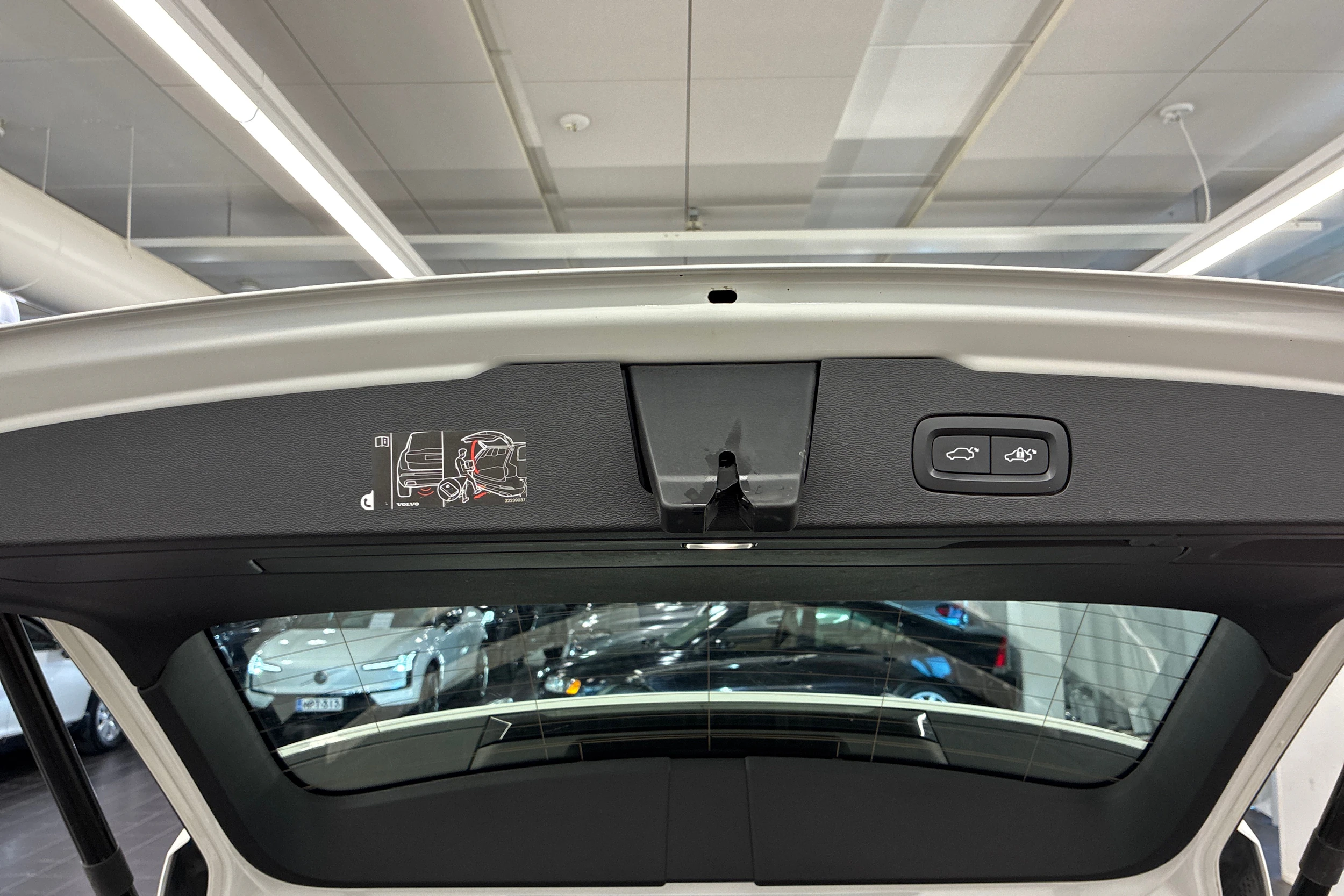 Valkoinen Volvo V60 2019 kuva 17.