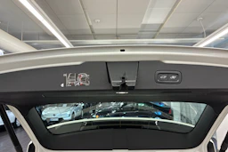 Valkoinen Volvo V60 2019 kuva 17.