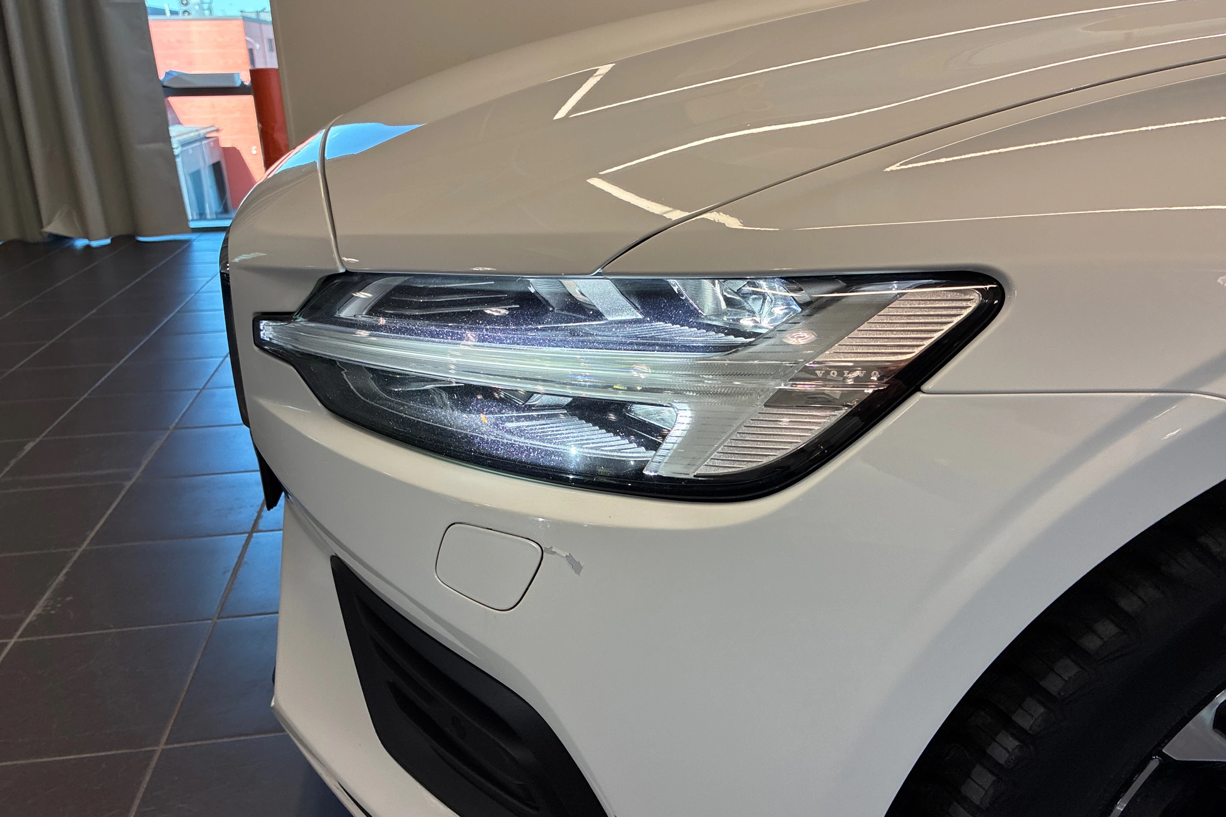 Valkoinen Volvo V60 2019 kuva 18.