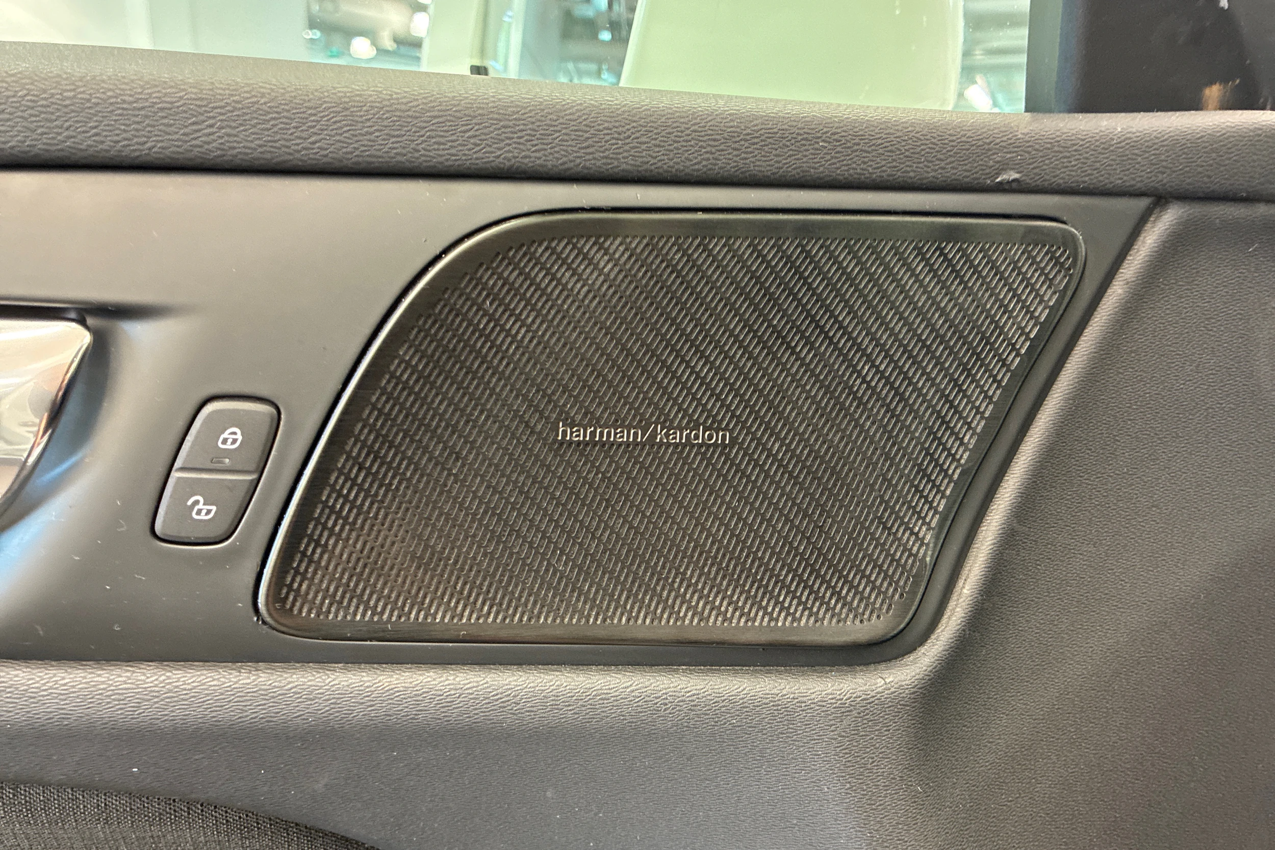 Valkoinen Volvo V60 2019 kuva 19.
