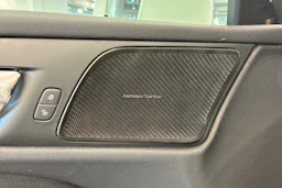 Valkoinen Volvo V60 2019 kuva 19.