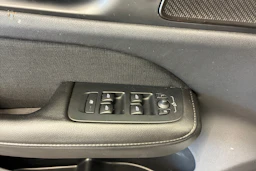 Valkoinen Volvo V60 2019 kuva 20.