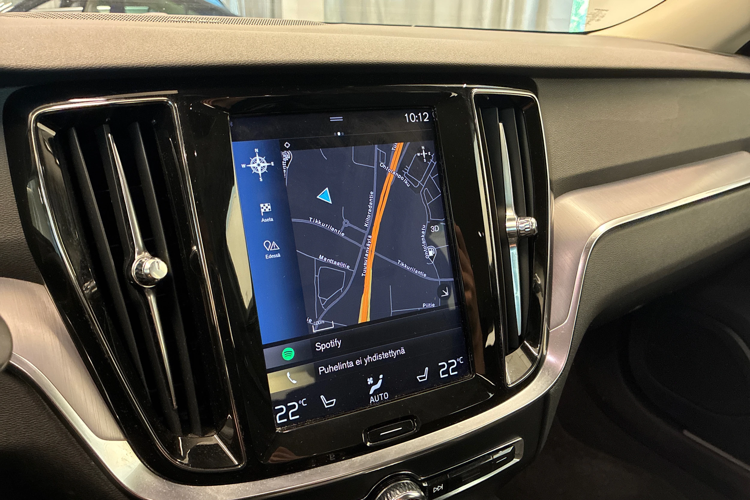 Valkoinen Volvo V60 2019 kuva 22.