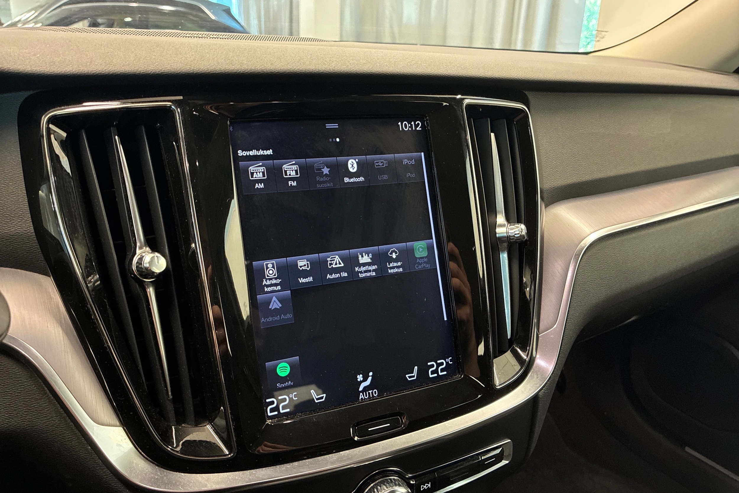 Valkoinen Volvo V60 2019 kuva 23.