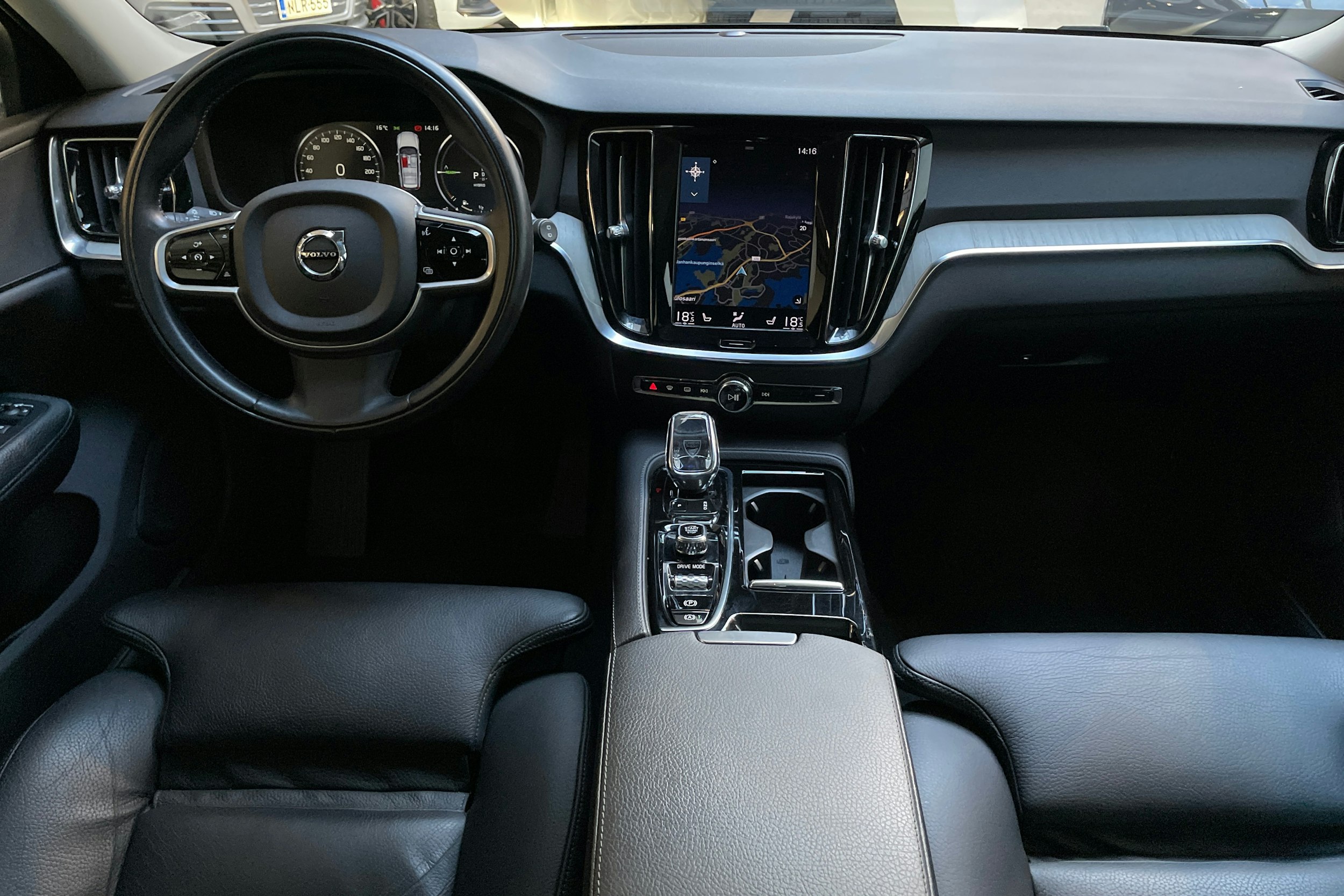 musta Volvo V60 2019 kuva 7.