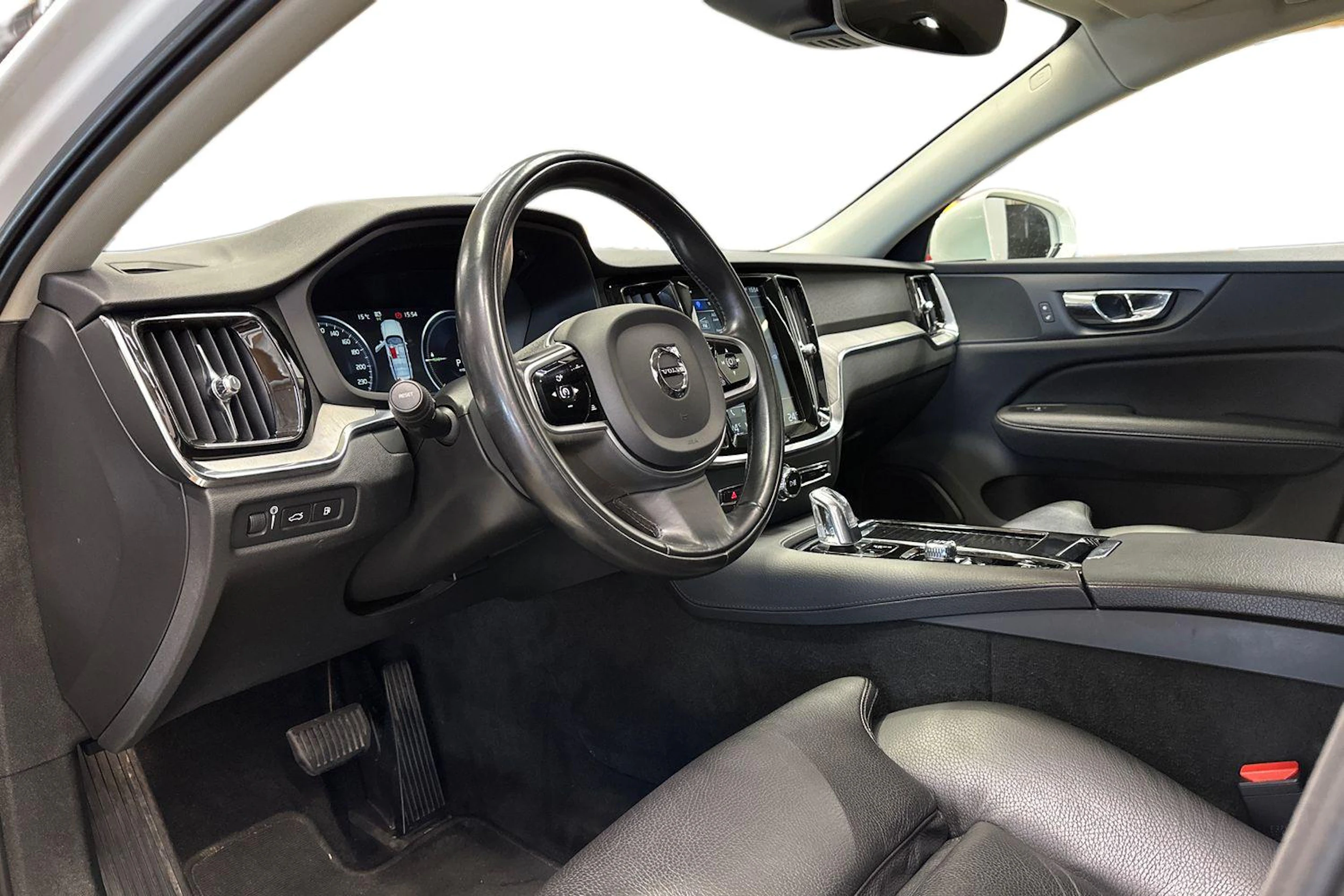 valkoinen Volvo V60 2019 kuva 8.