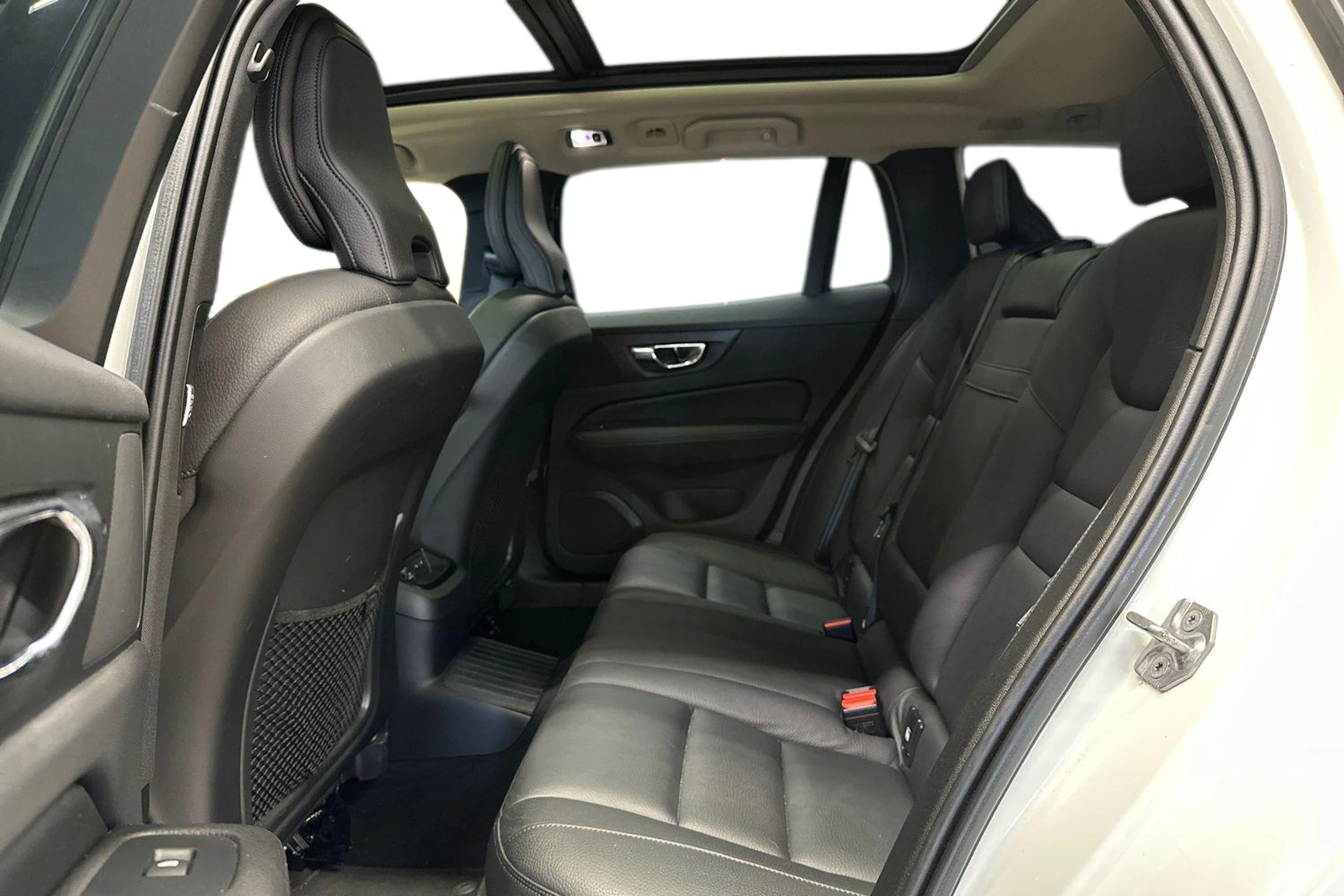 valkoinen Volvo V60 2019 kuva 11.
