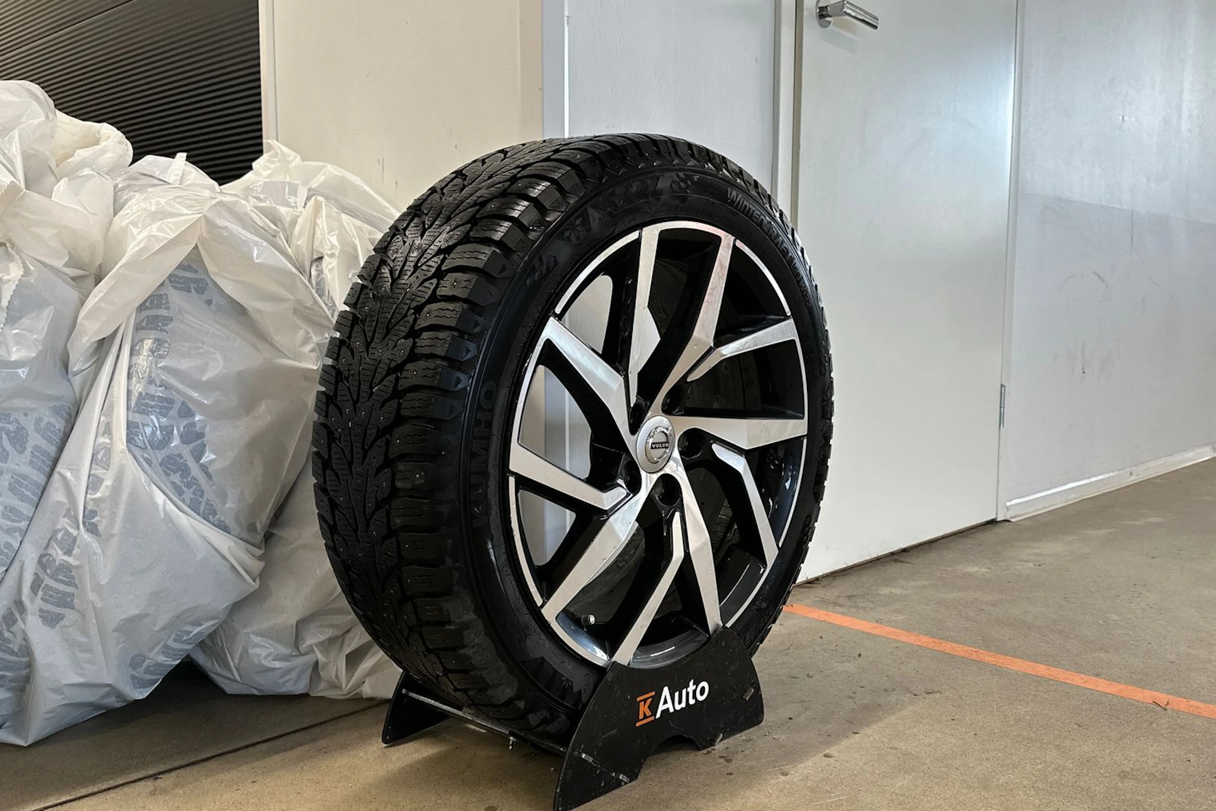 valkoinen Volvo V60 2019 kuva 13.