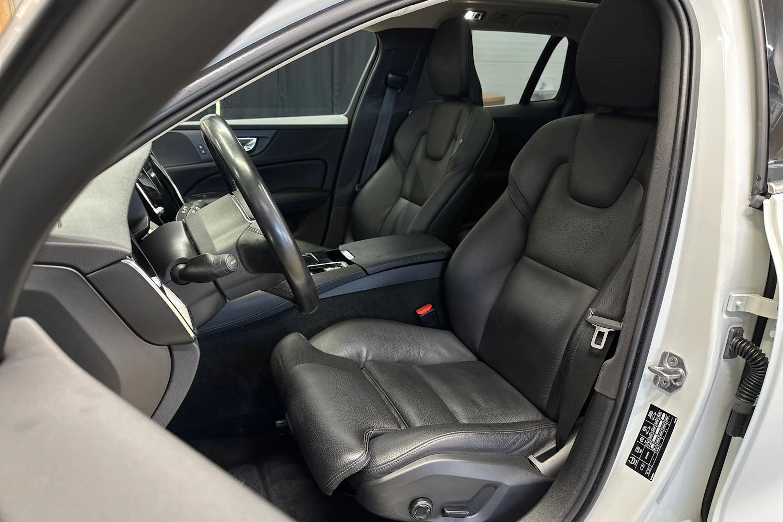 valkoinen Volvo V60 2019 kuva 17.