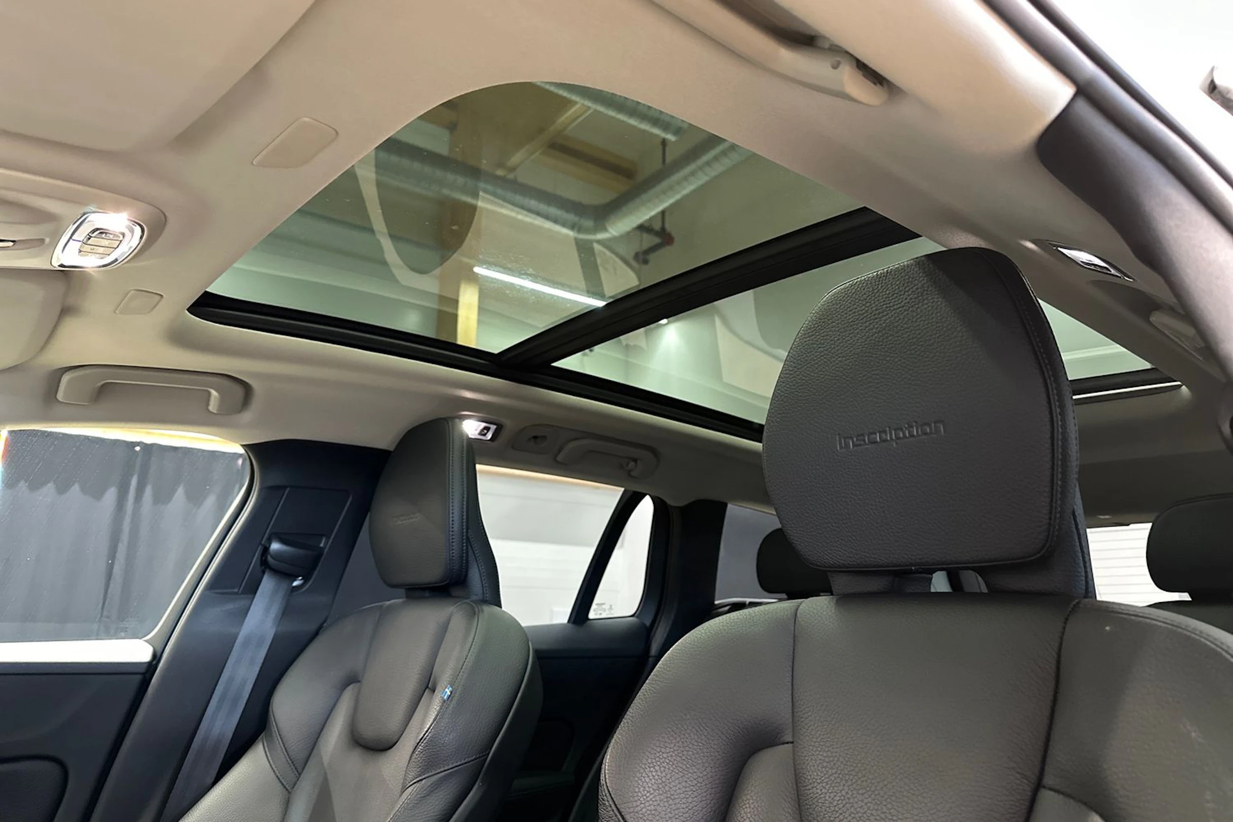 valkoinen Volvo V60 2019 kuva 18.