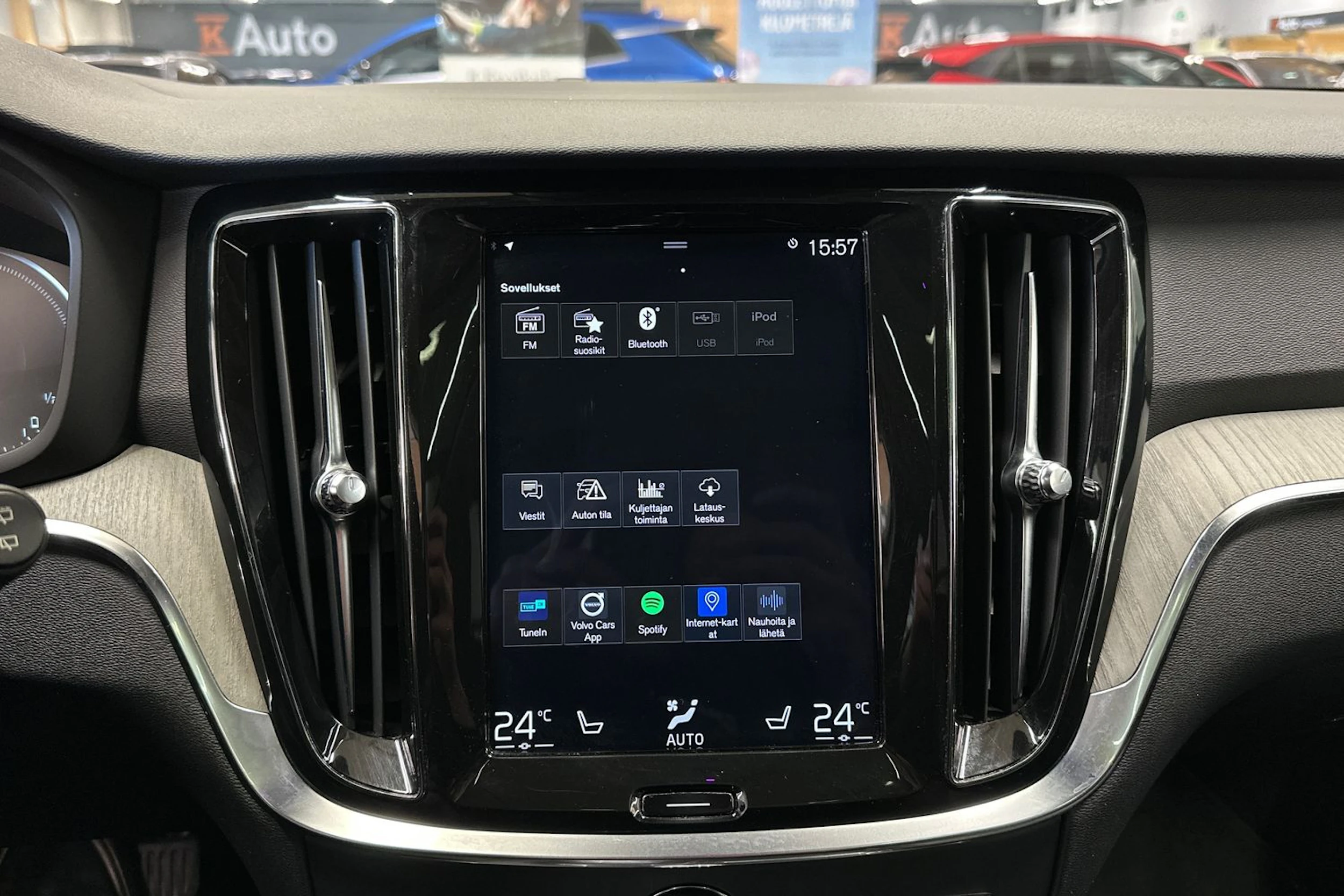 valkoinen Volvo V60 2019 kuva 19.
