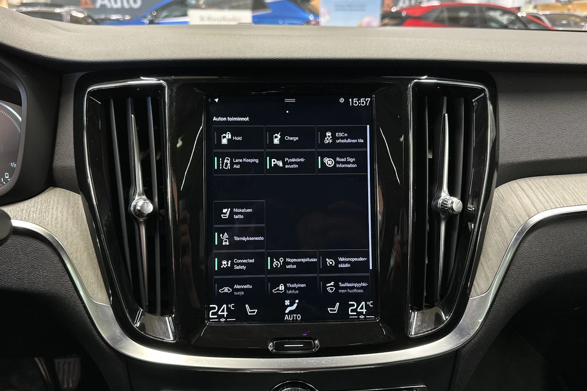 valkoinen Volvo V60 2019 kuva 20.