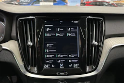 valkoinen Volvo V60 2019 kuva 20.