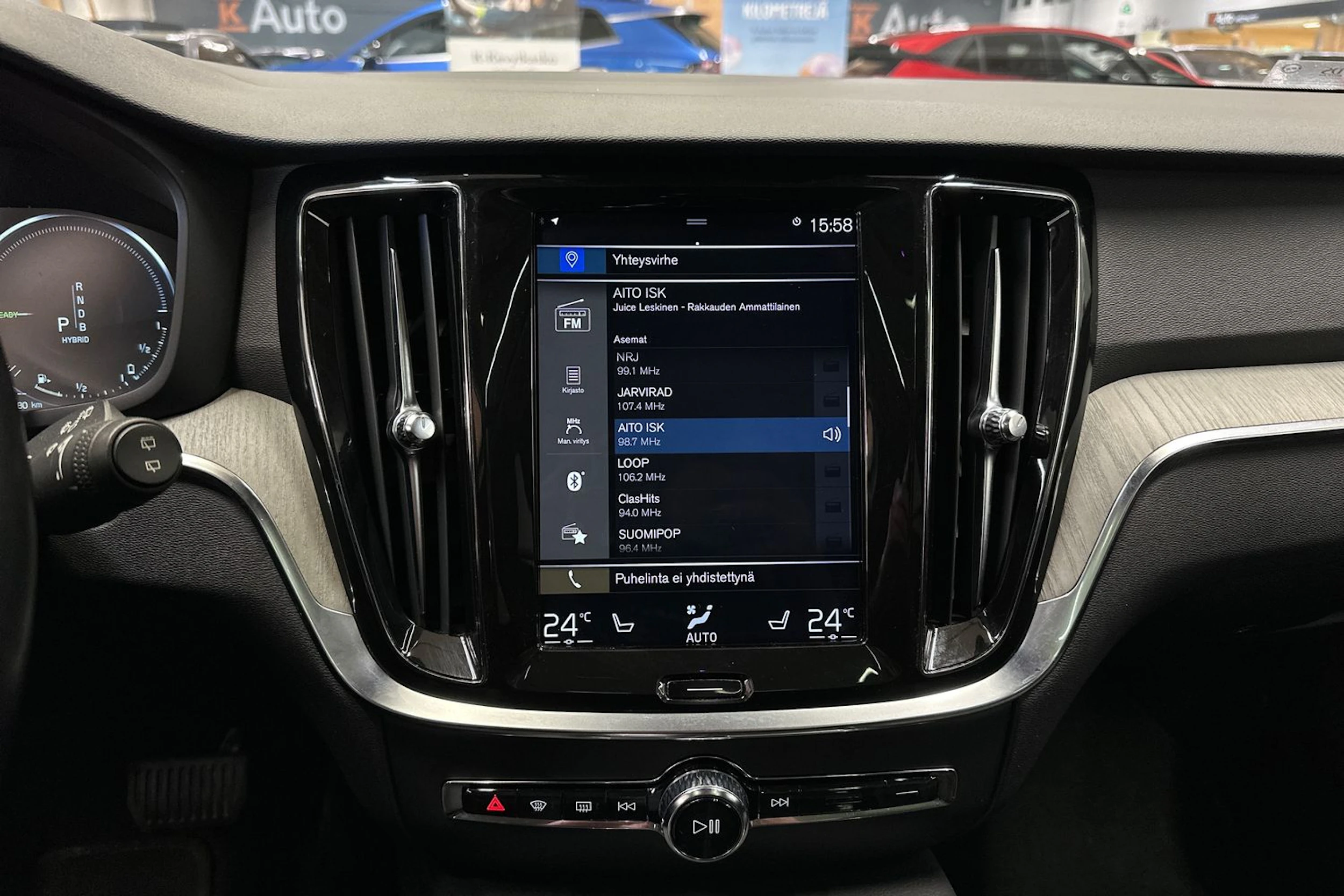 valkoinen Volvo V60 2019 kuva 21.