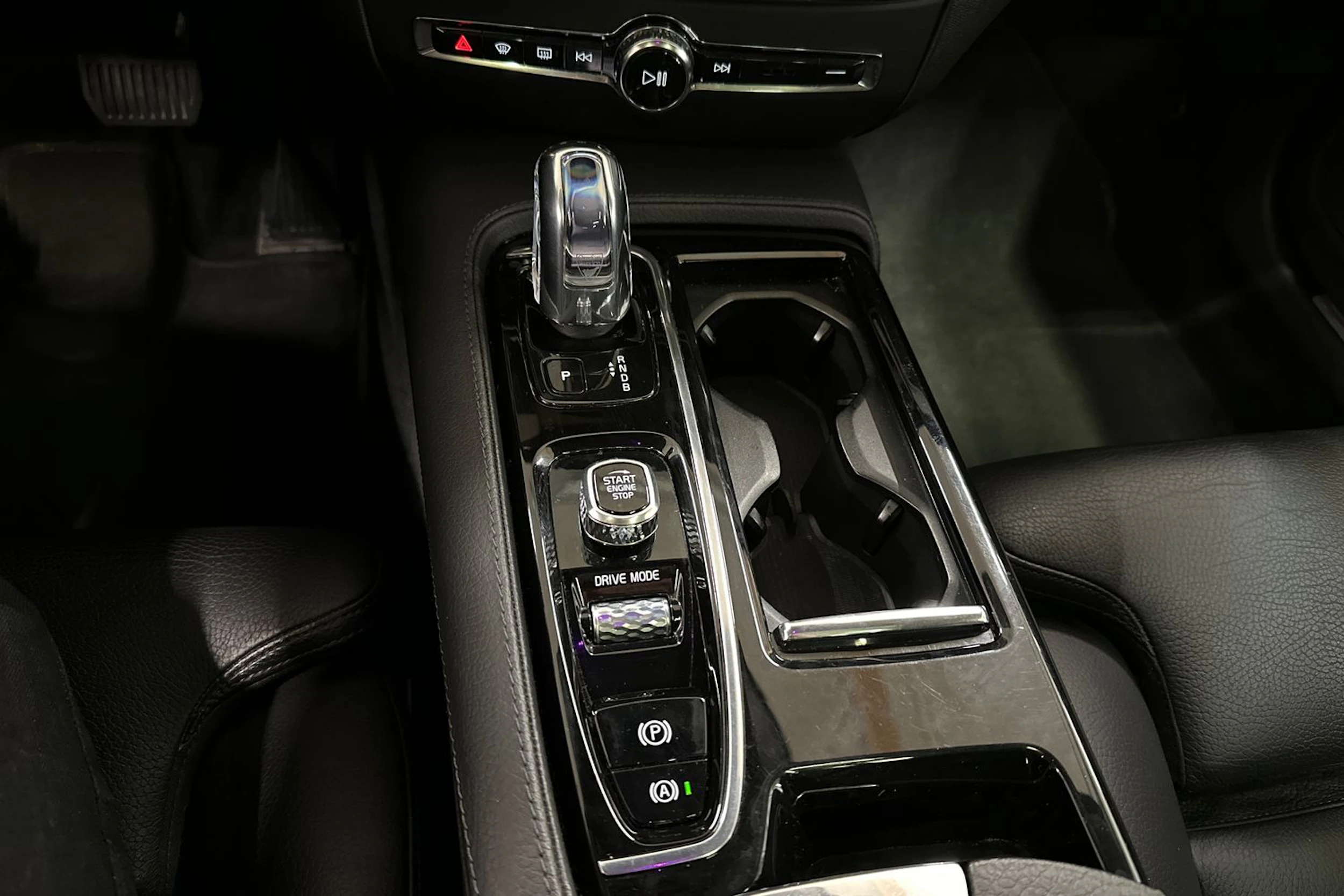 valkoinen Volvo V60 2019 kuva 22.