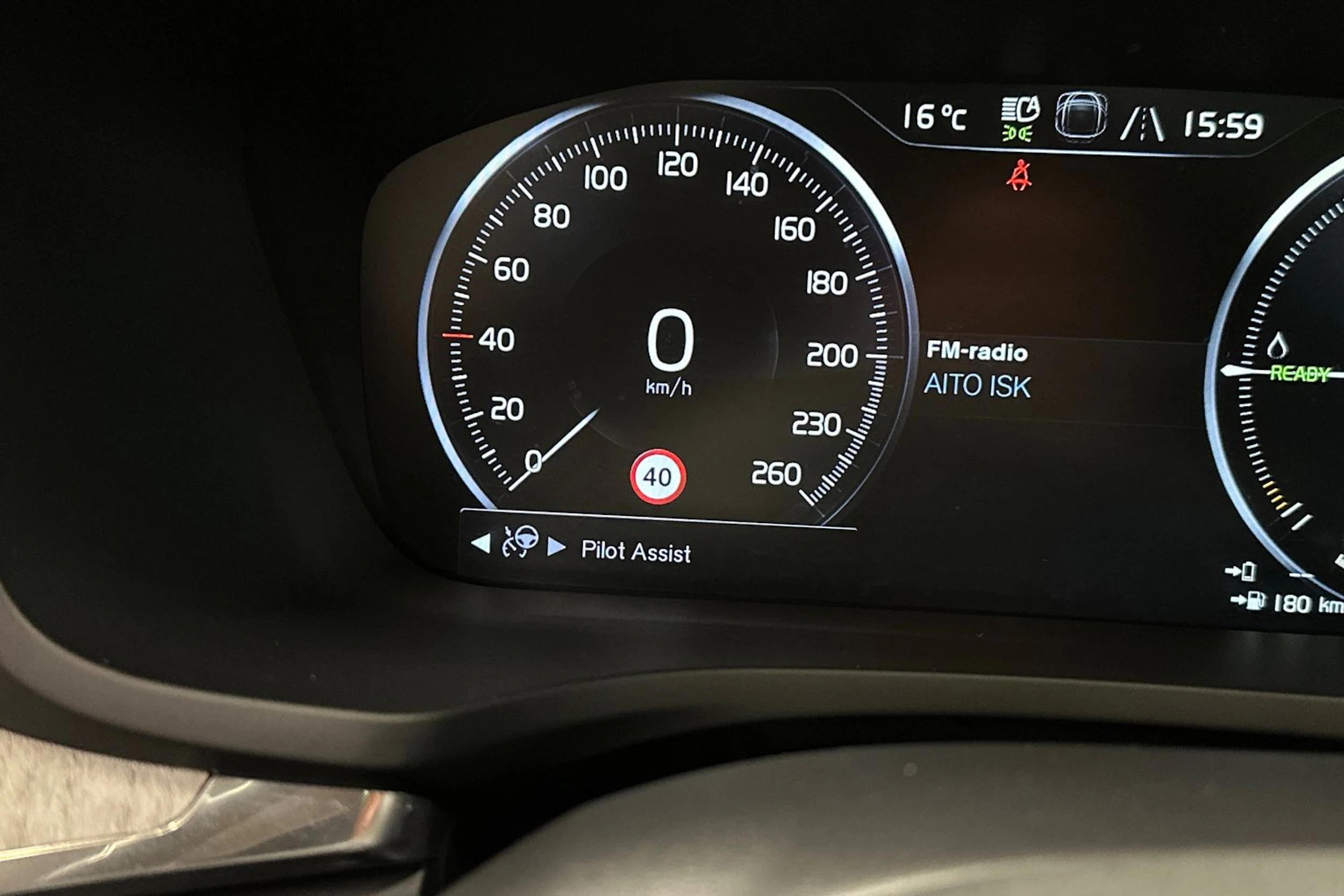 valkoinen Volvo V60 2019 kuva 25.