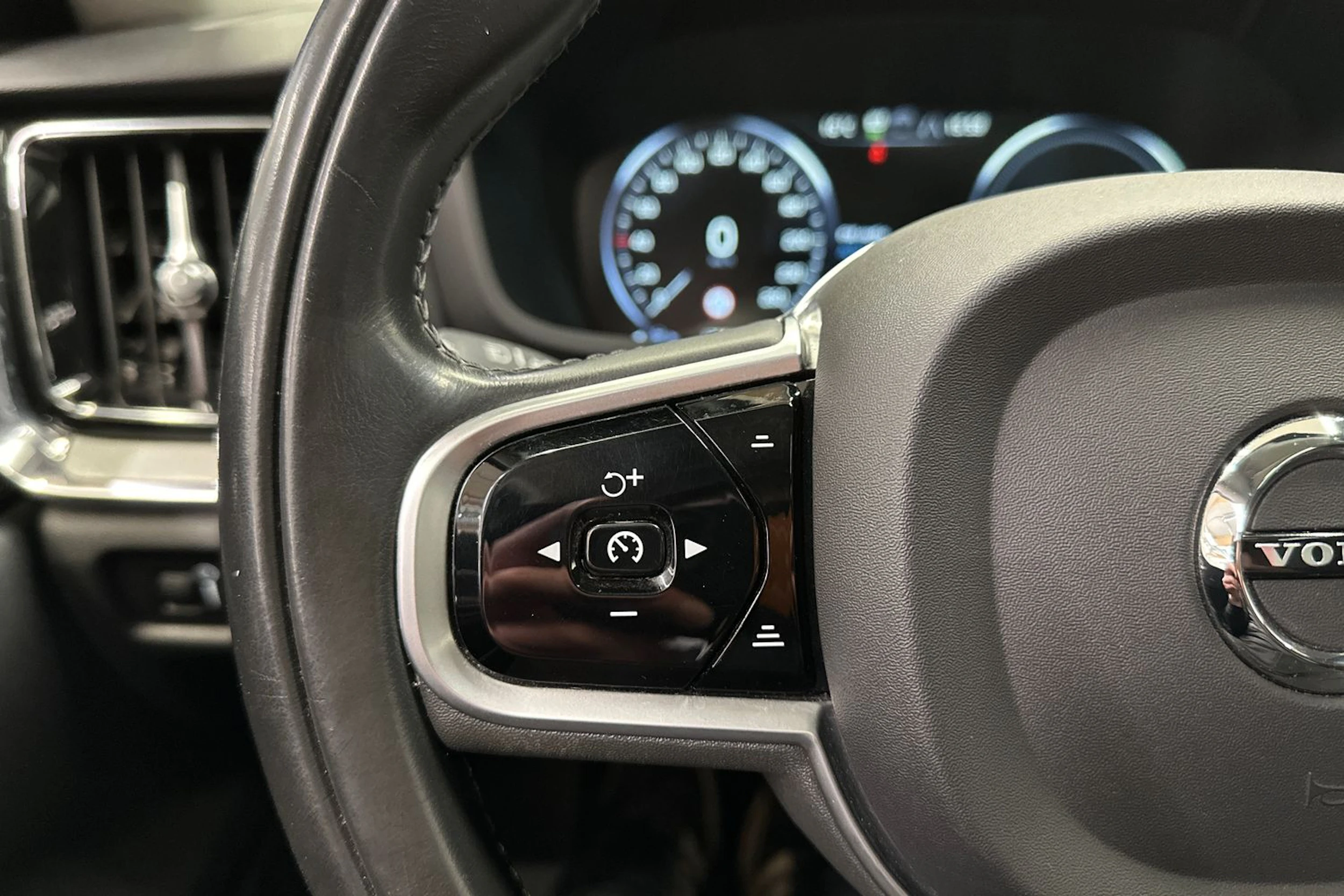valkoinen Volvo V60 2019 kuva 26.