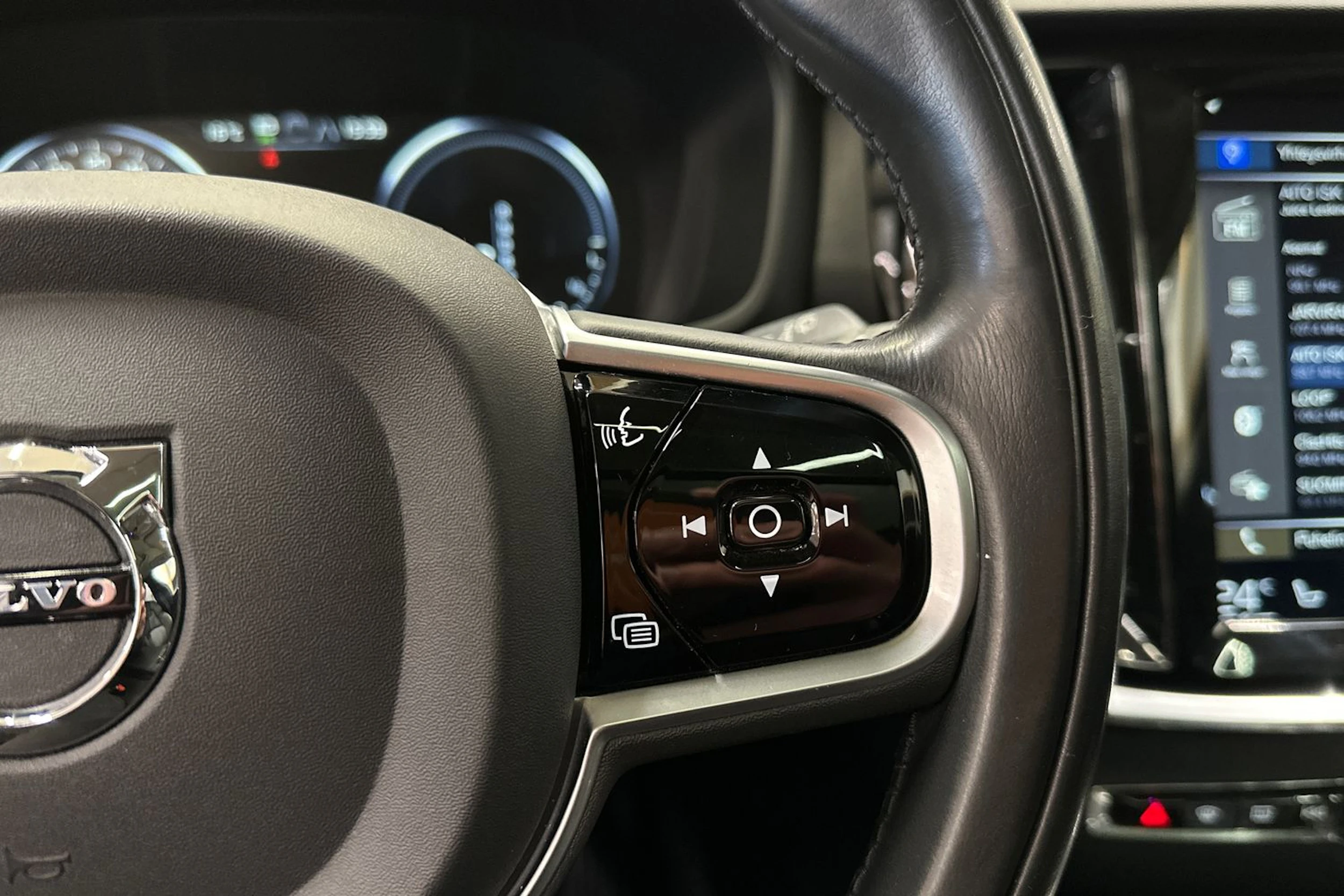 valkoinen Volvo V60 2019 kuva 27.