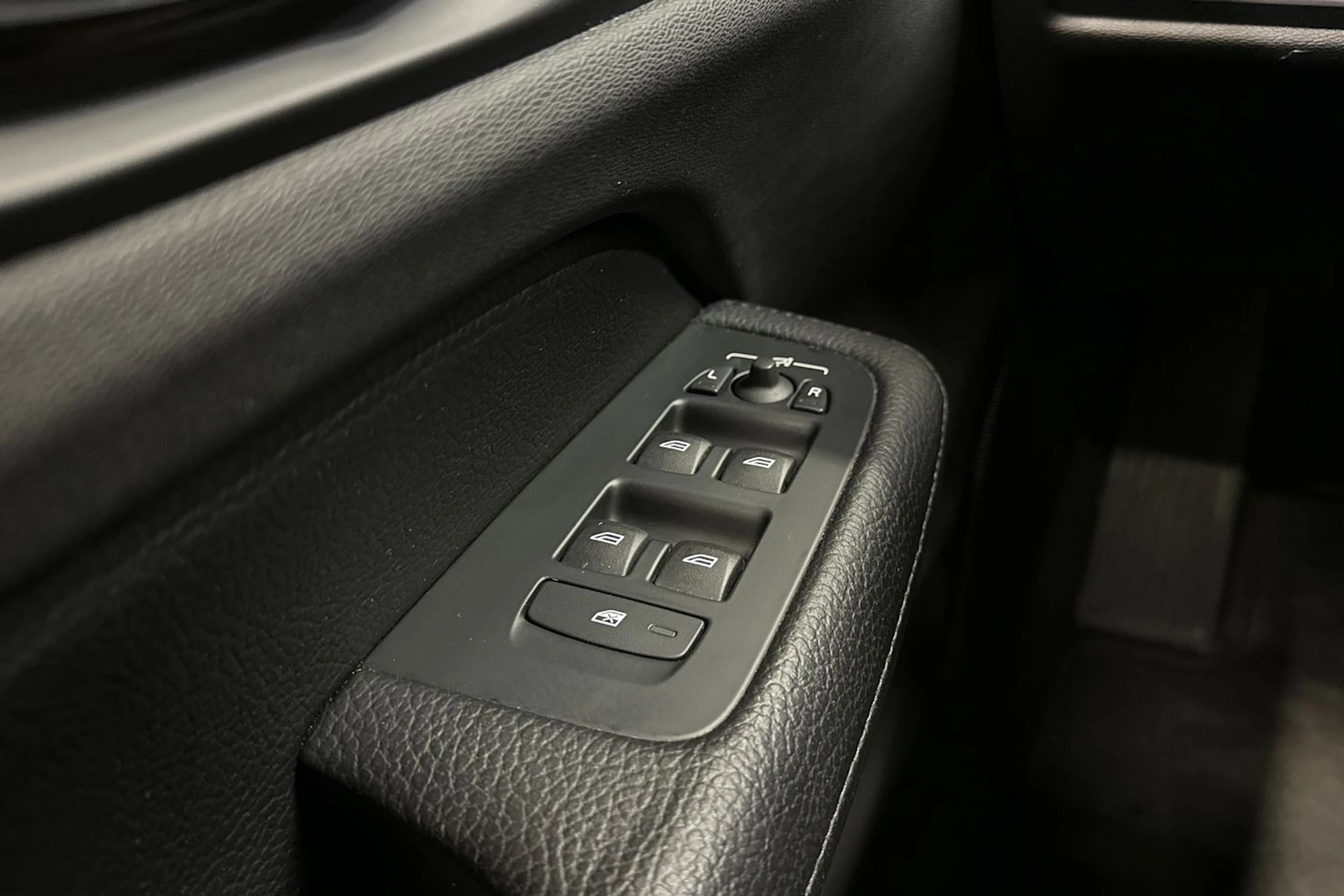 valkoinen Volvo V60 2019 kuva 28.